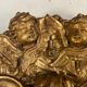 Paire d’appliques en bois sculpté et doré surmontées de deux têtes d’angelots, Italie