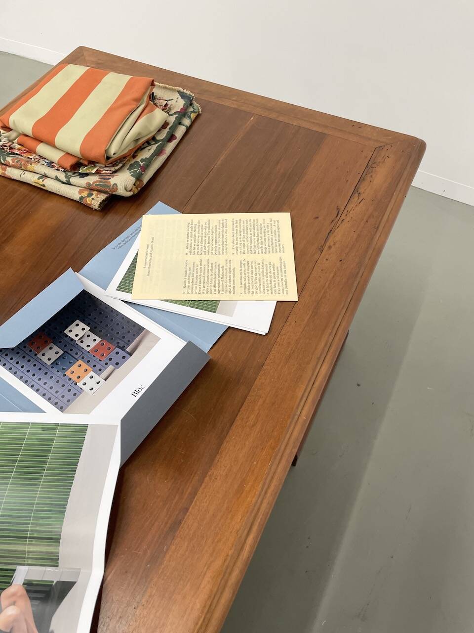 Comptoir ou bureau en noyer années 50