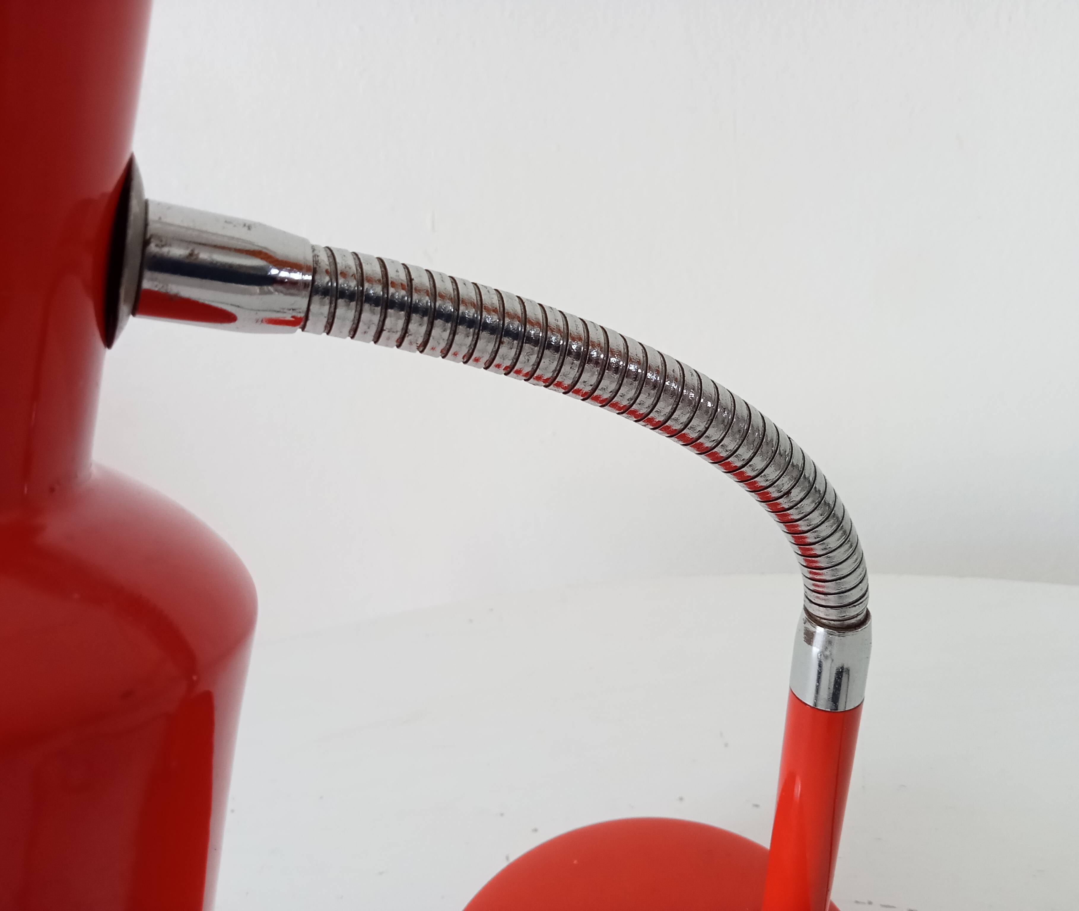 Vintage articulated desk lamp from the 1970s.
