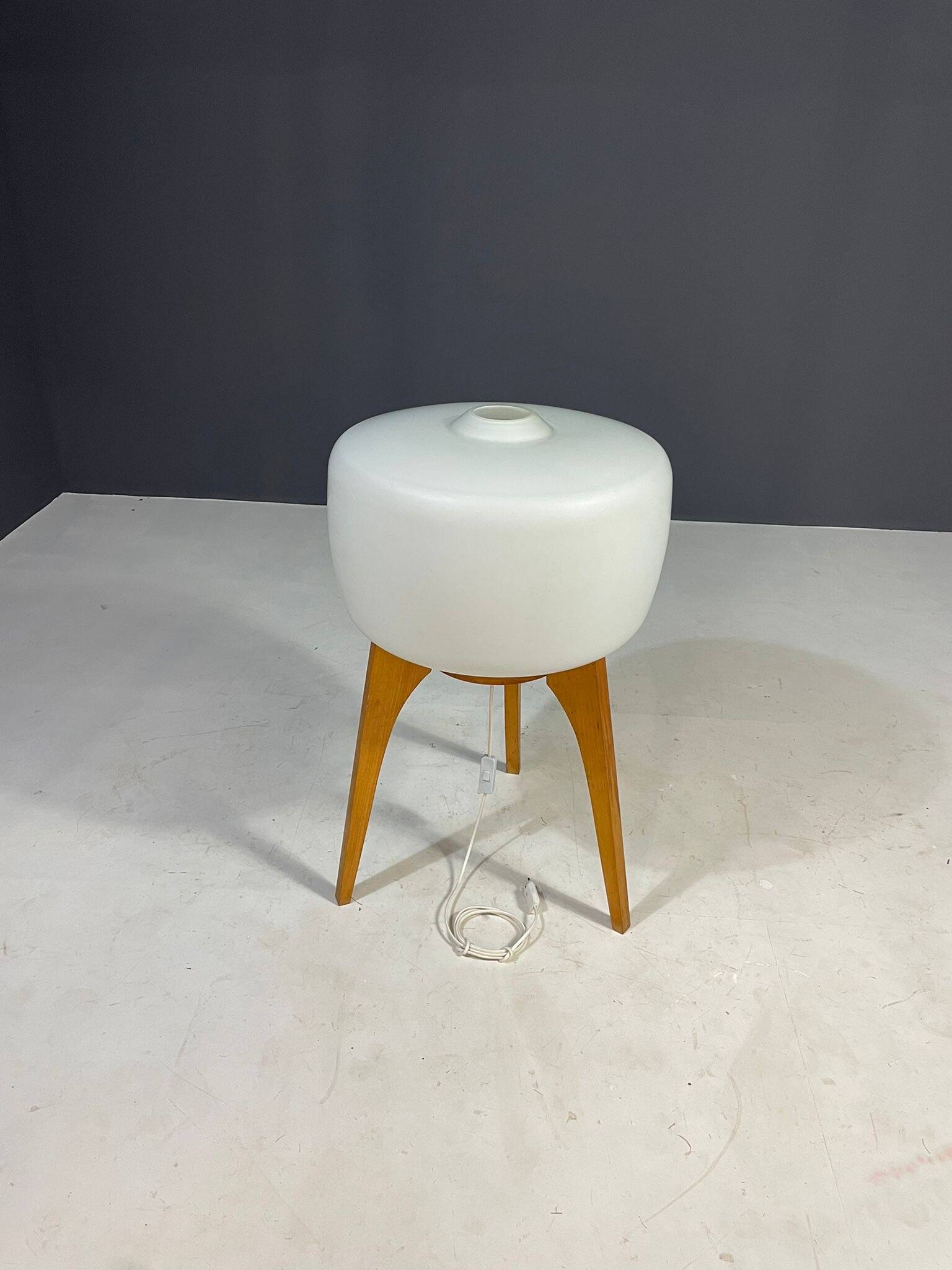 Grand lampadaire ULUV, bois et verre dépoli, Tchécoslovaquie, années 1960