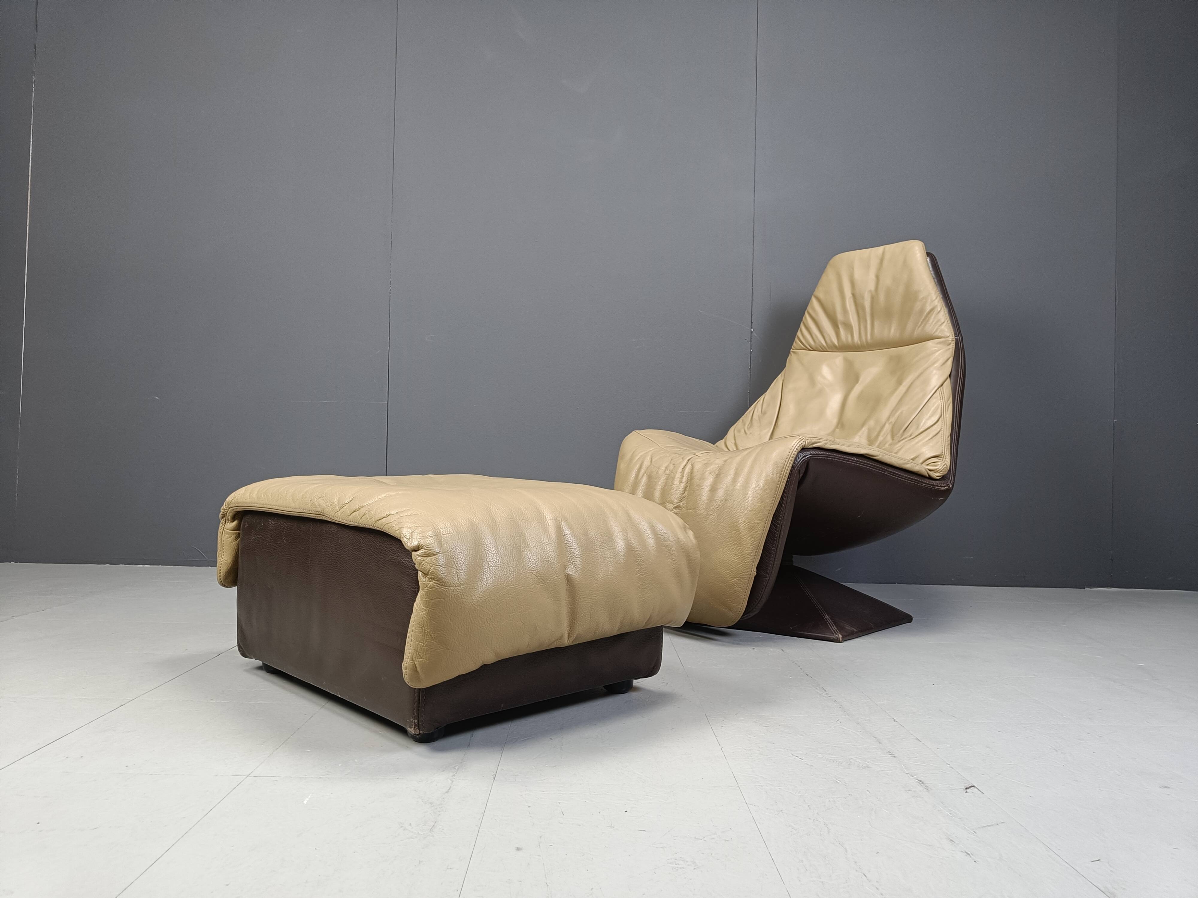 Chaise pivotante vintage en cuir avec ottoman, années 1970