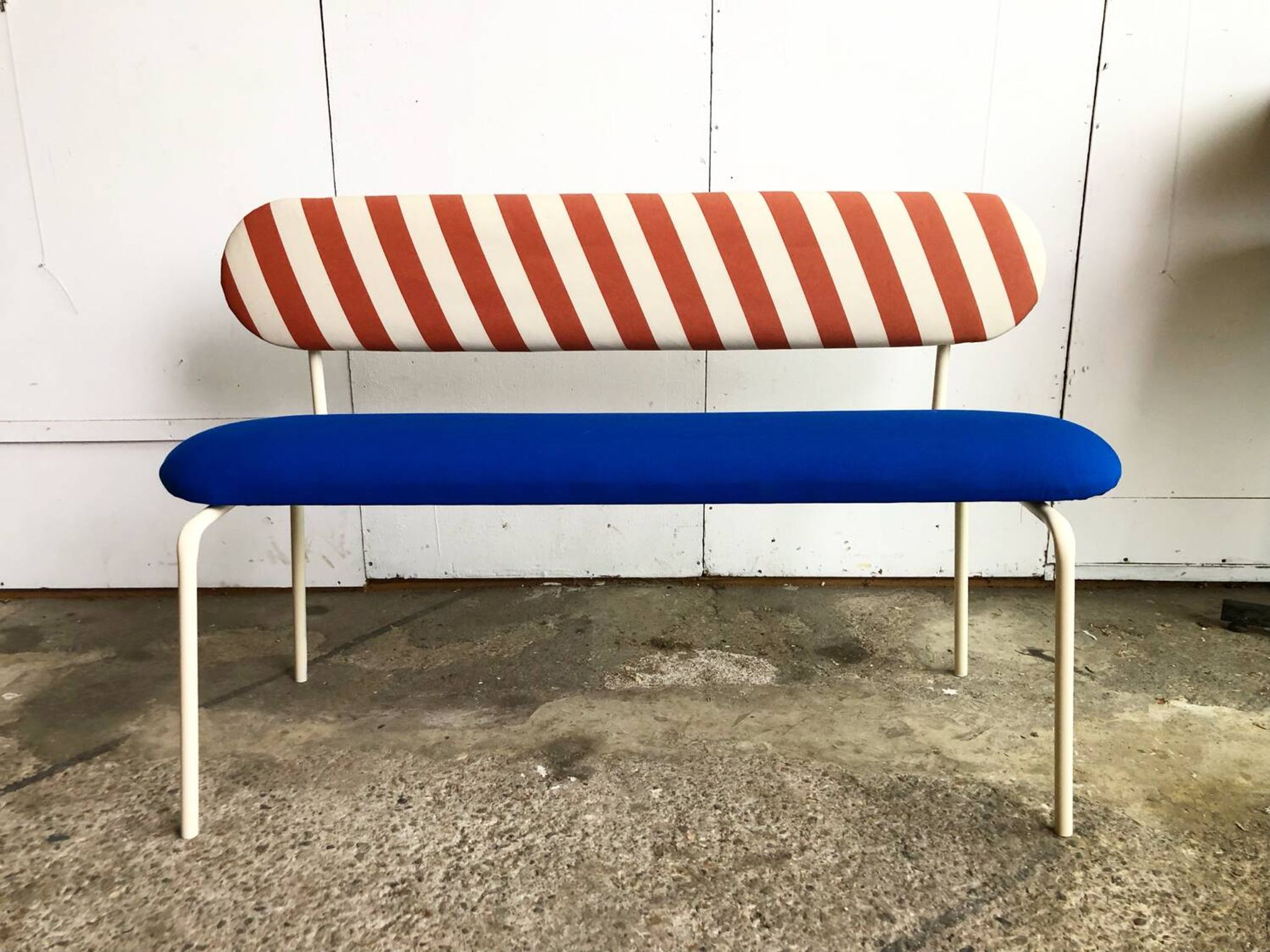 Banc contemporain en tissu