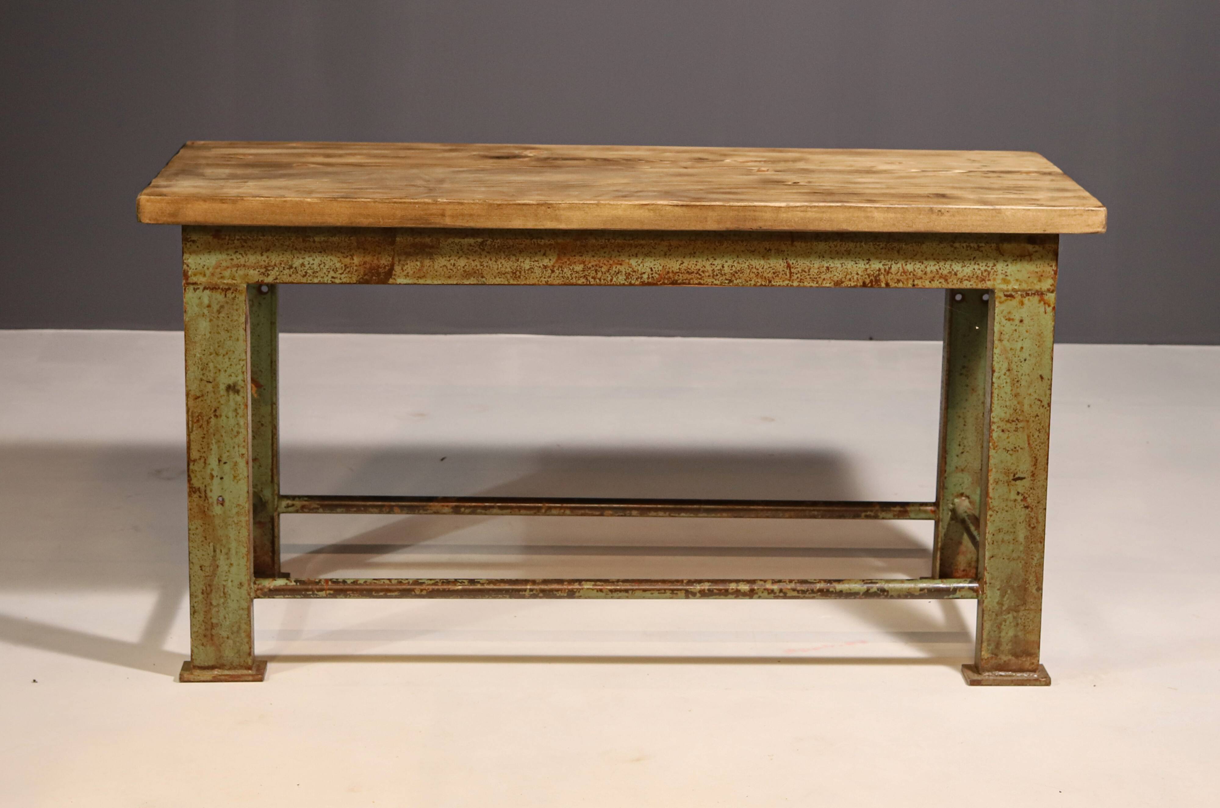 Table de cuisine industrielle en fer des années 1950, Tchécoslovaquie