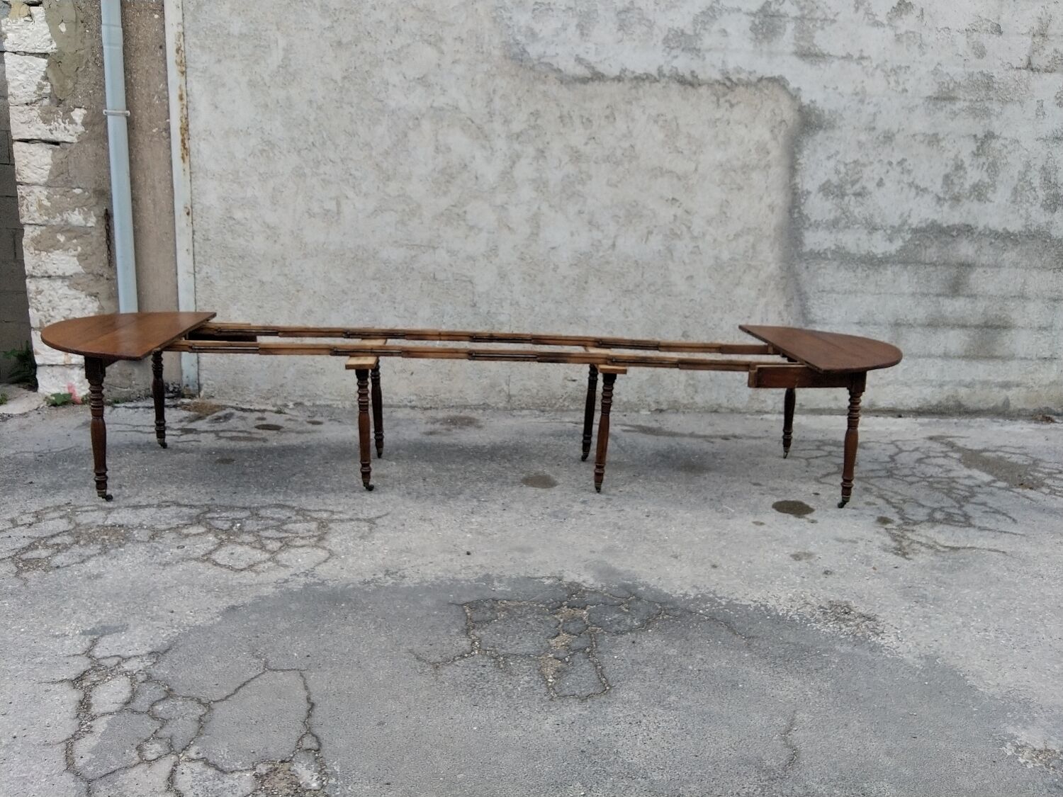 Extending table with 8 legs