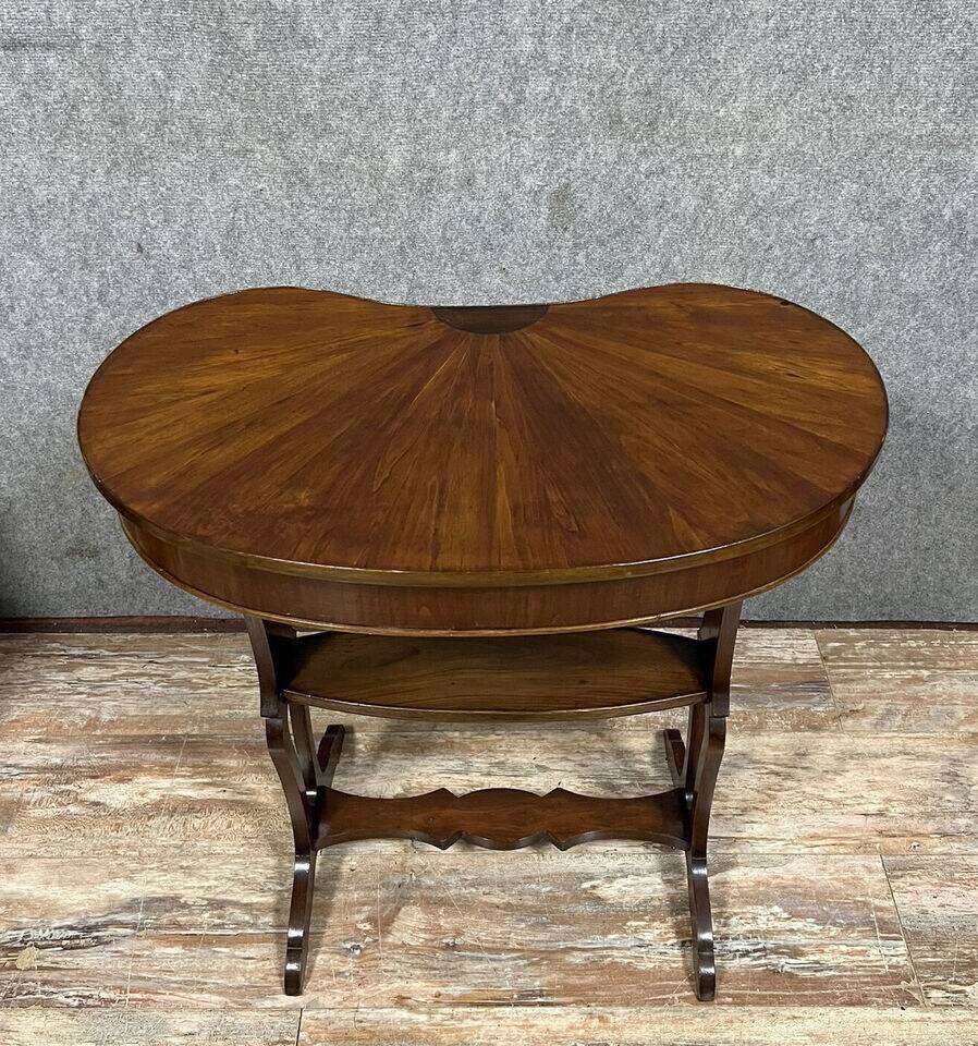 Kidney-shaped ceremonial table with fan-shaped marquetry top, Louis XVI style, circa 1900