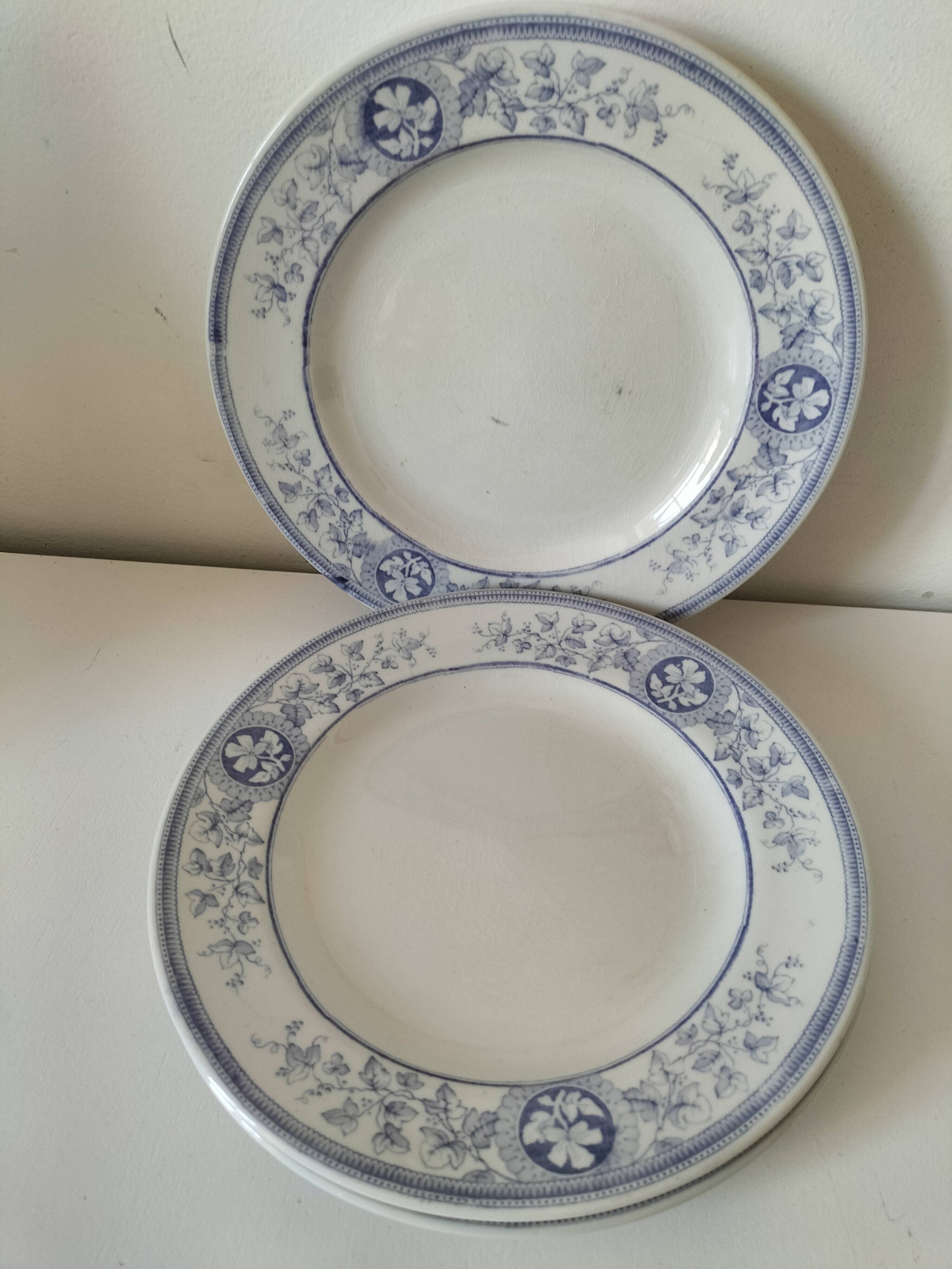 Trio d’assiettes anglaises en faïence fine bleue et blanche, début 20ème