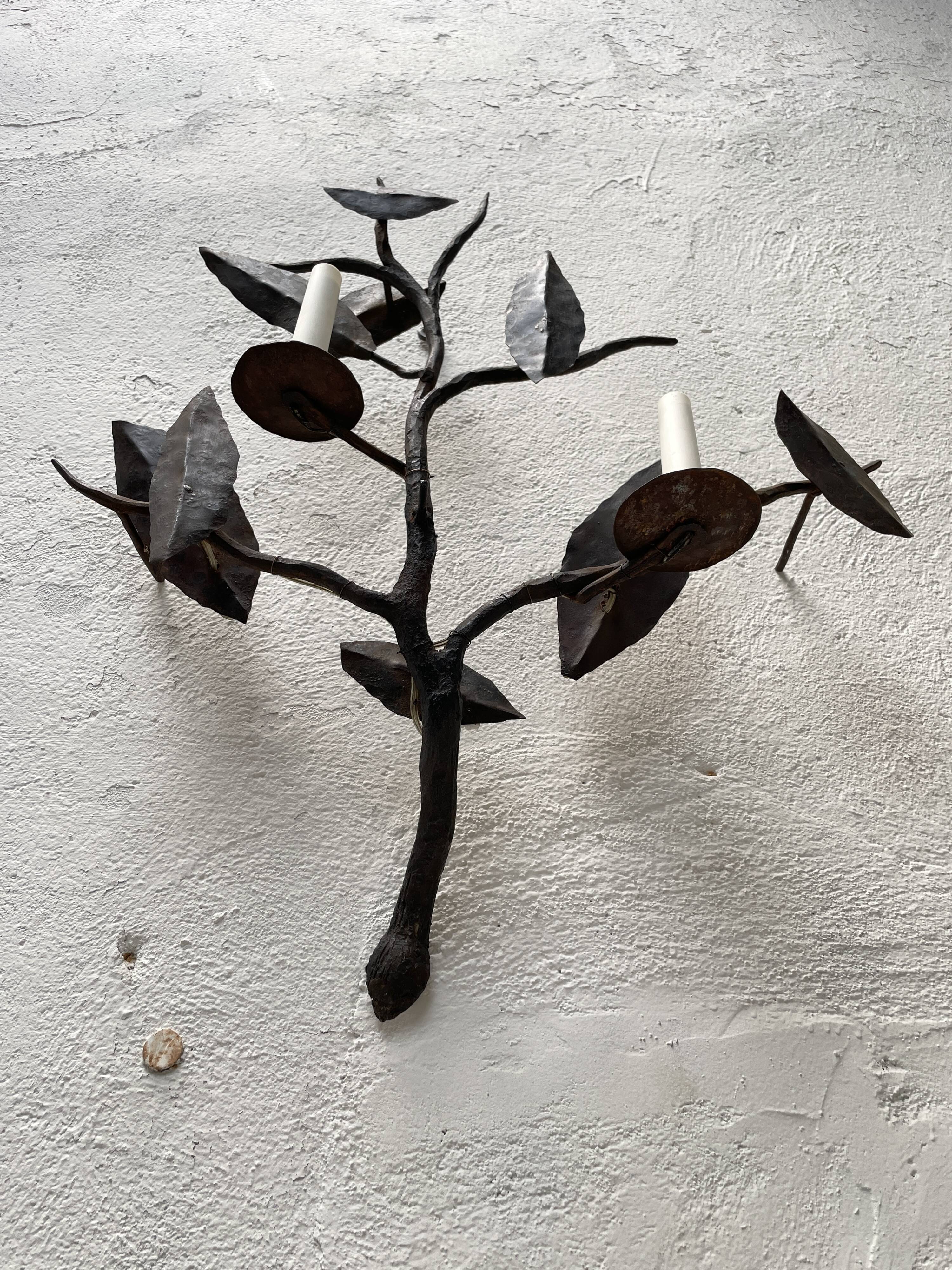 Wall lamp in wrought iron.