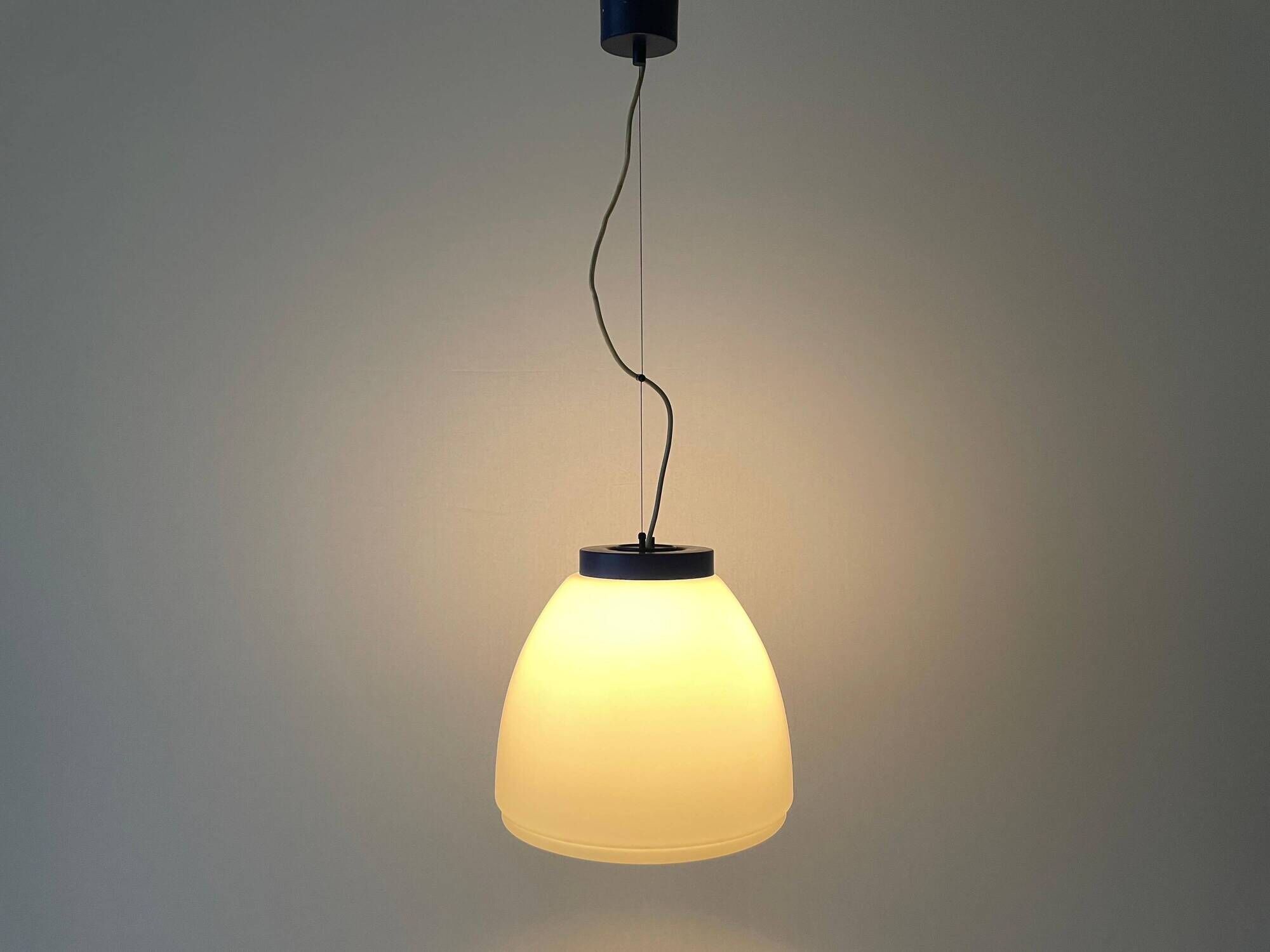 Suspension du milieu du siècle en verre blanc avec dessus bleu foncé, années 1960, Italie