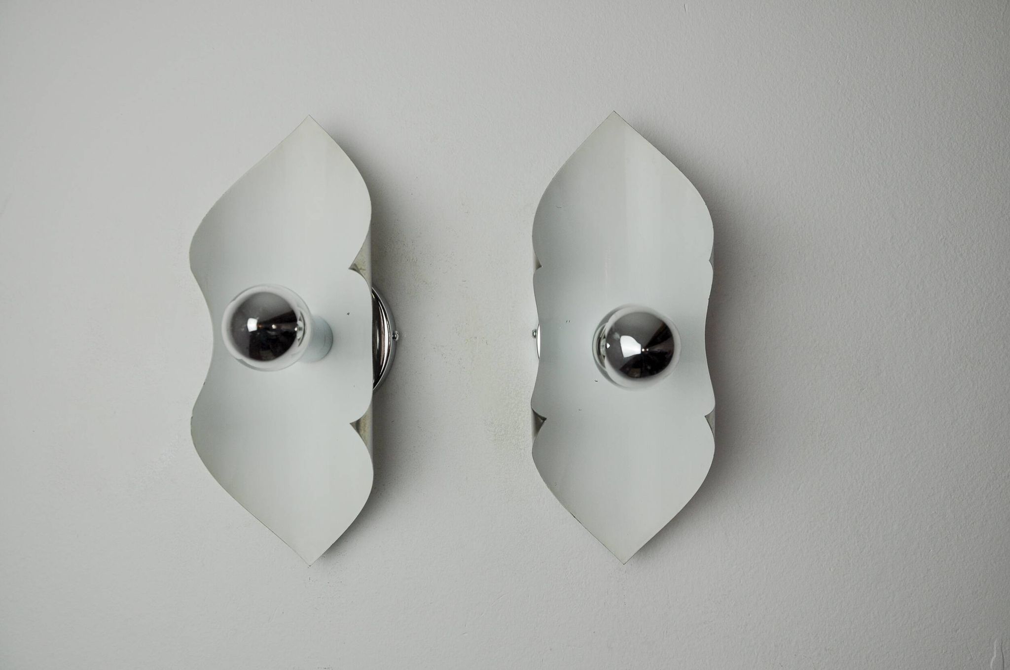 Pair of "folio" wall lights, space age, chromed metal, Italy, 1970