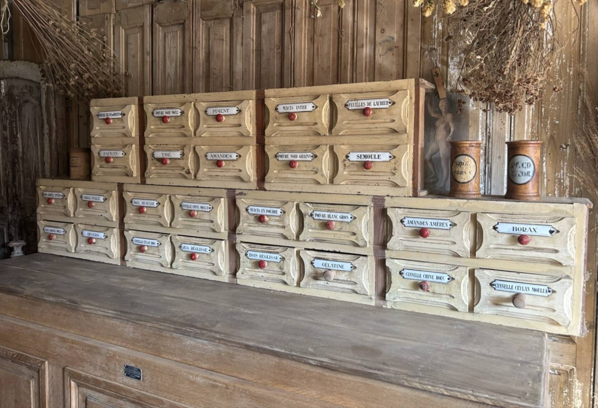 Exceptionnel Meuble D’épicerie Ancien À Plaques Émaillées D’origine