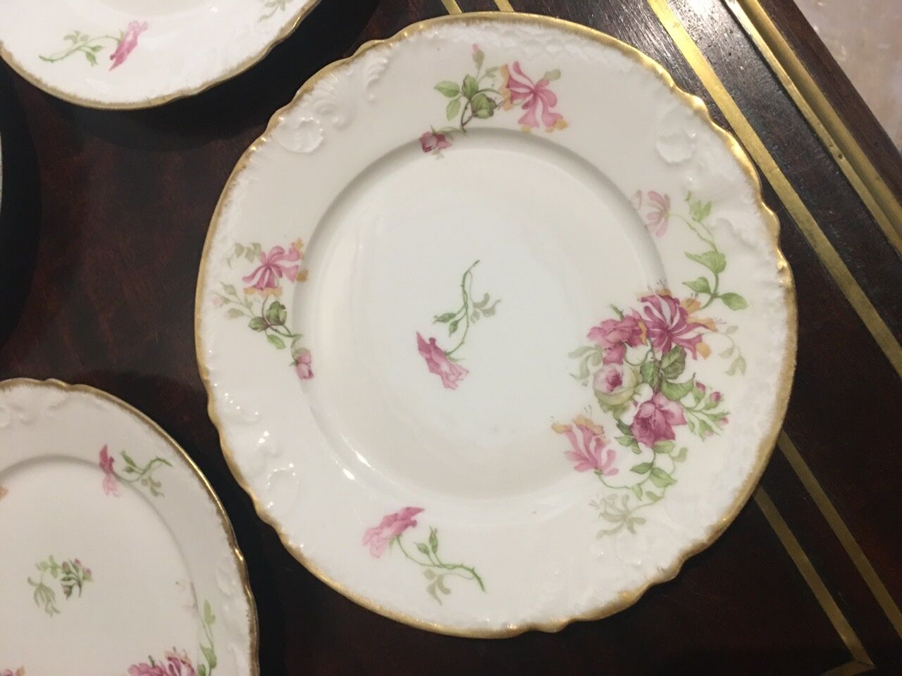 4 porcelain entremet plates