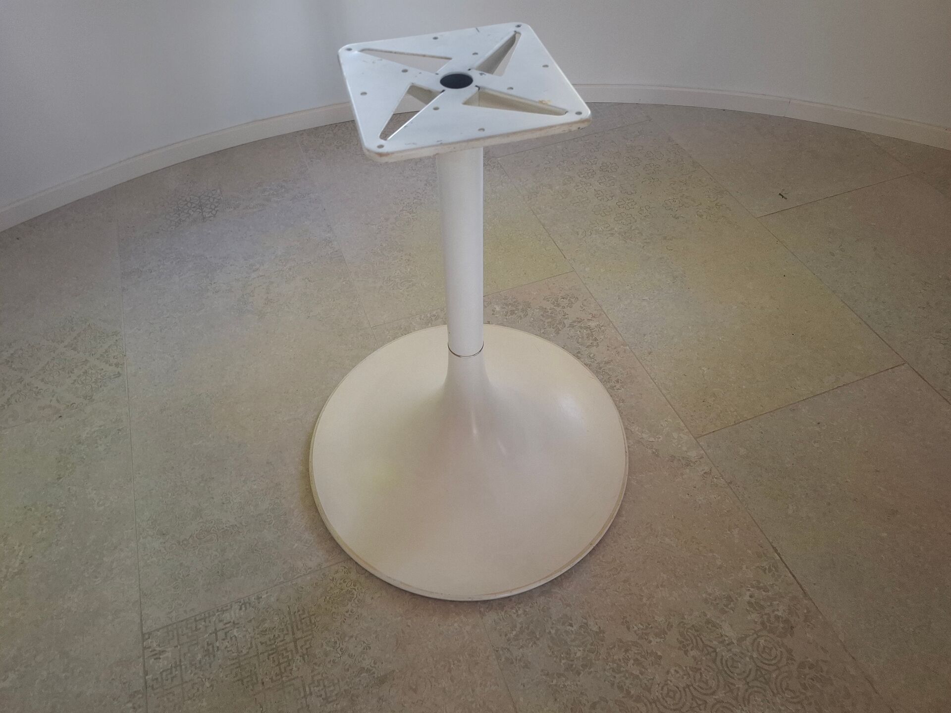 Tulip leg round table