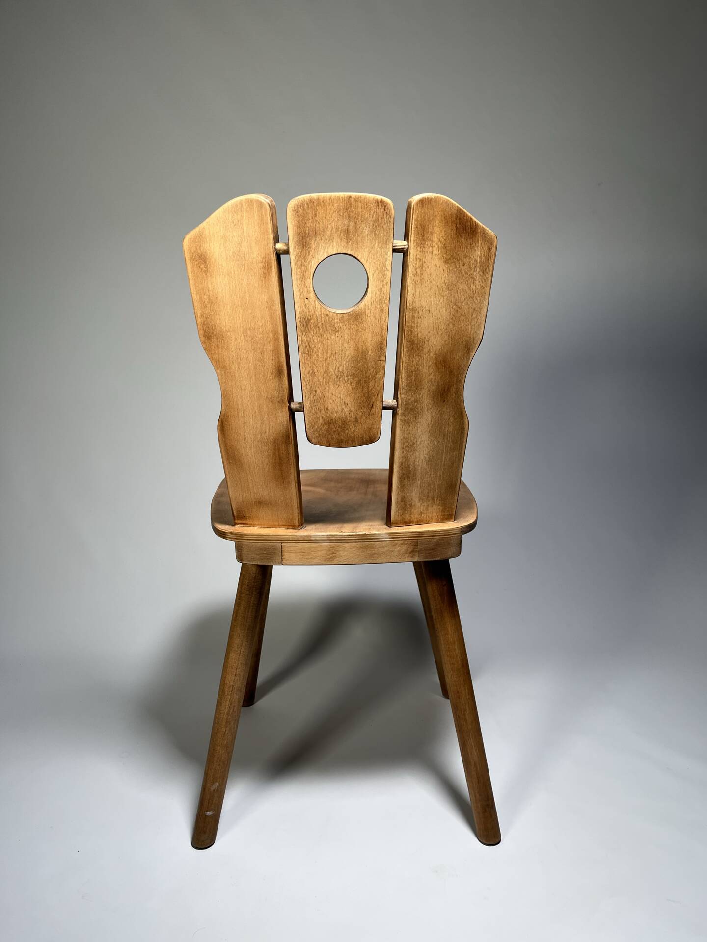 4 chaises de ferme brutalistes scandinaves
