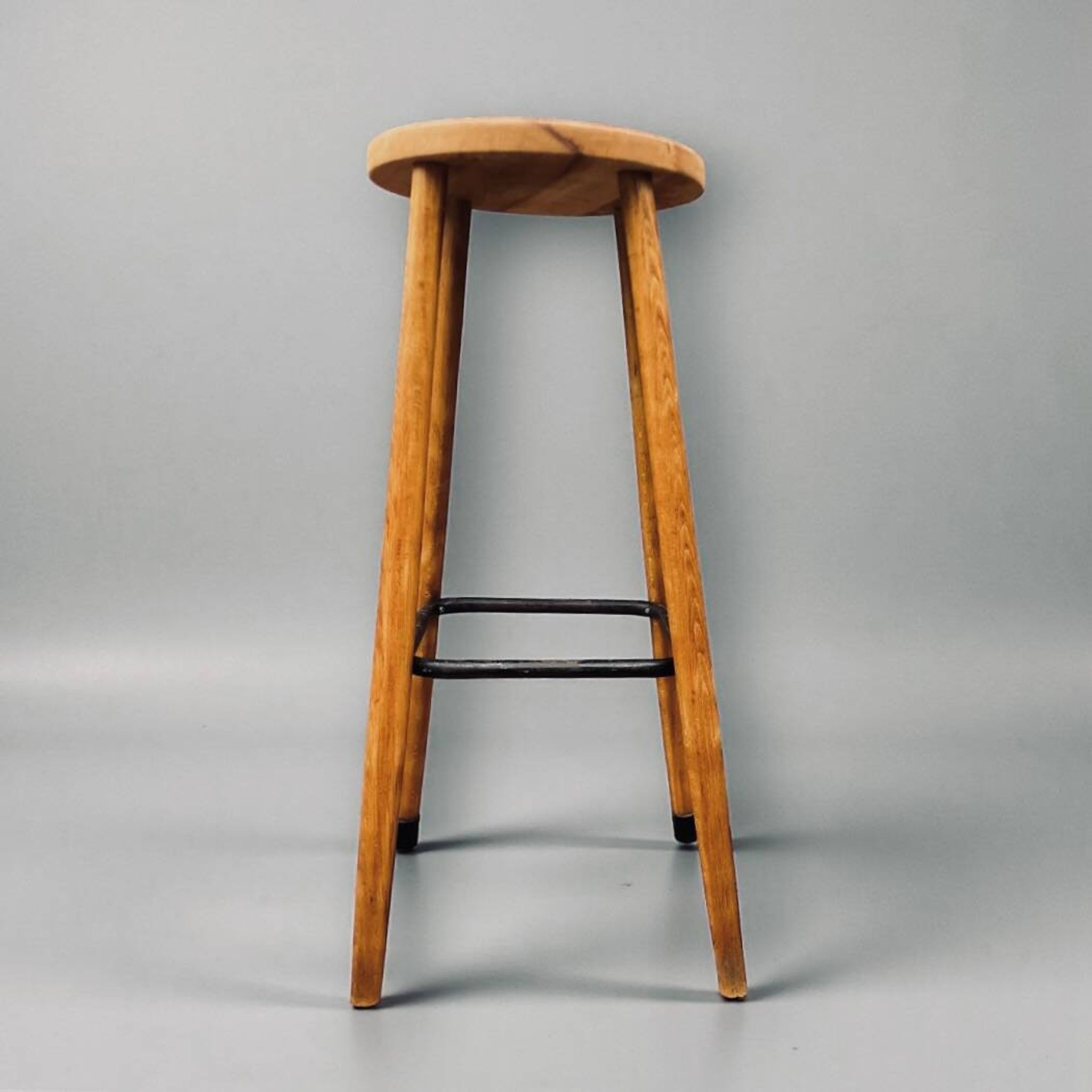 Ancien tabouret de bar en bois et métal – design sobre et authentique