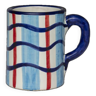 Tasse bleue à lignes ondulées