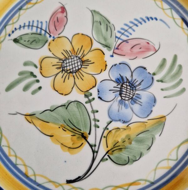 Assiette en faïence française peinte main décor floral Art populaire