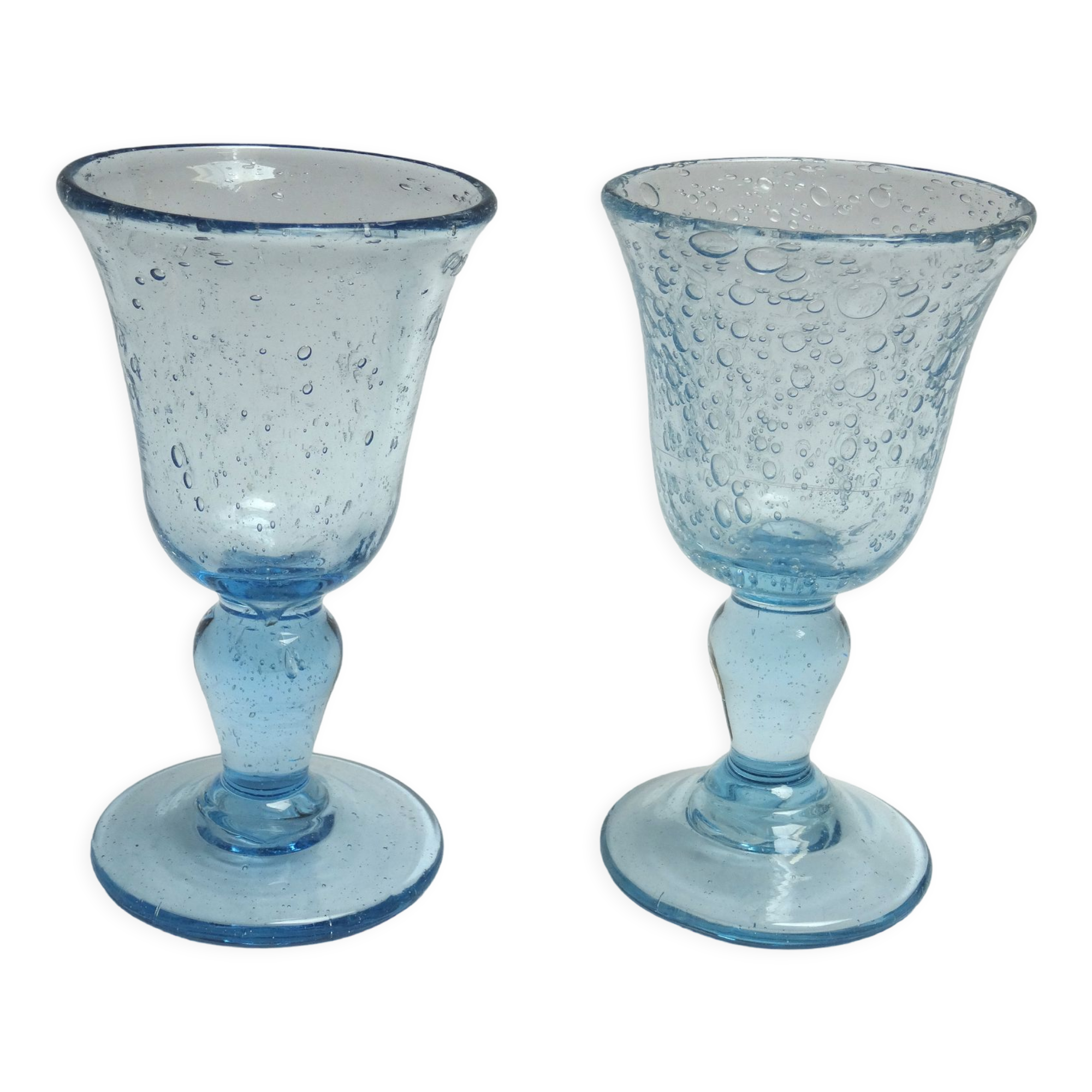 2 glasses with Biot liqueur