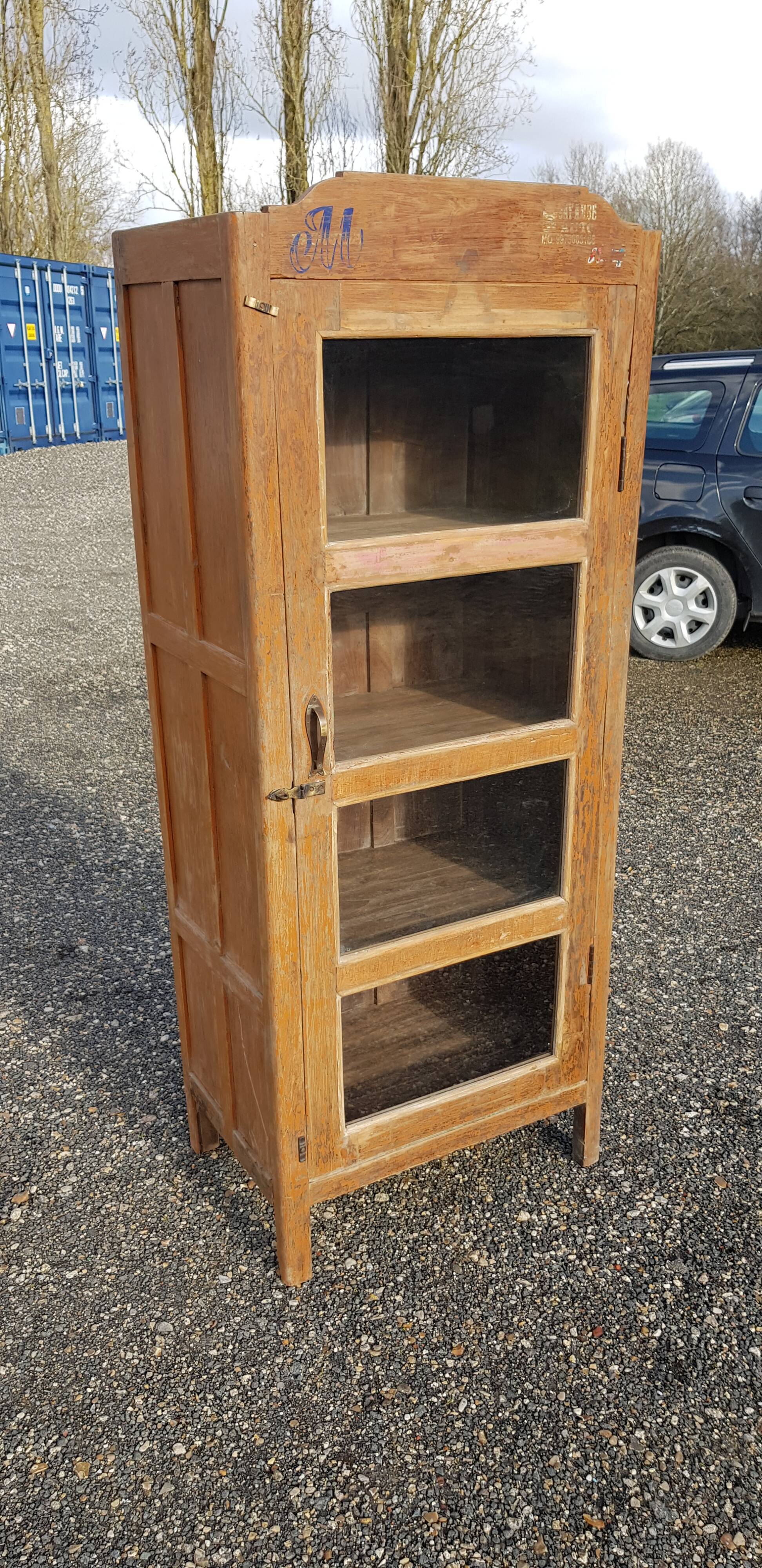 Showcase with 4 door glass panels