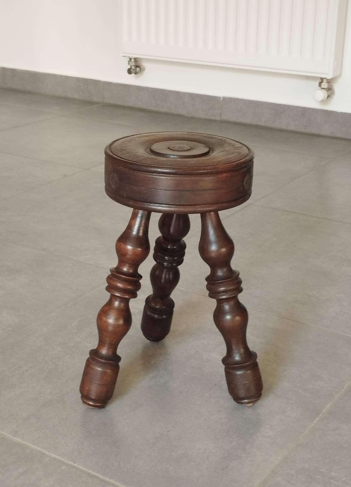 Tabouret tripode vintage, Art Populaire