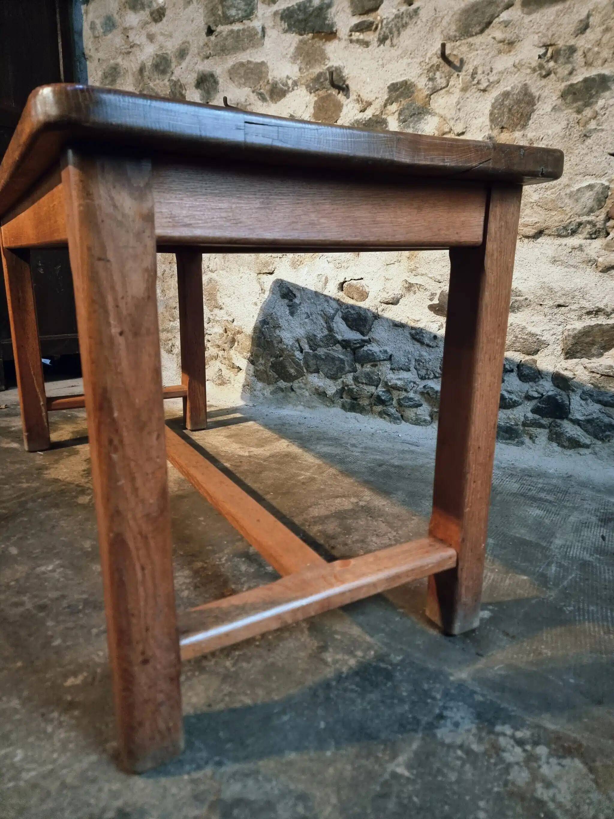 Table vintage en chêne français avec finition vernie d'origine