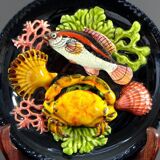 Vallauris, Années 1950, Assiette En Trompe l'Oeil Décor Poisson, Crabe, Coquillages, Corail.