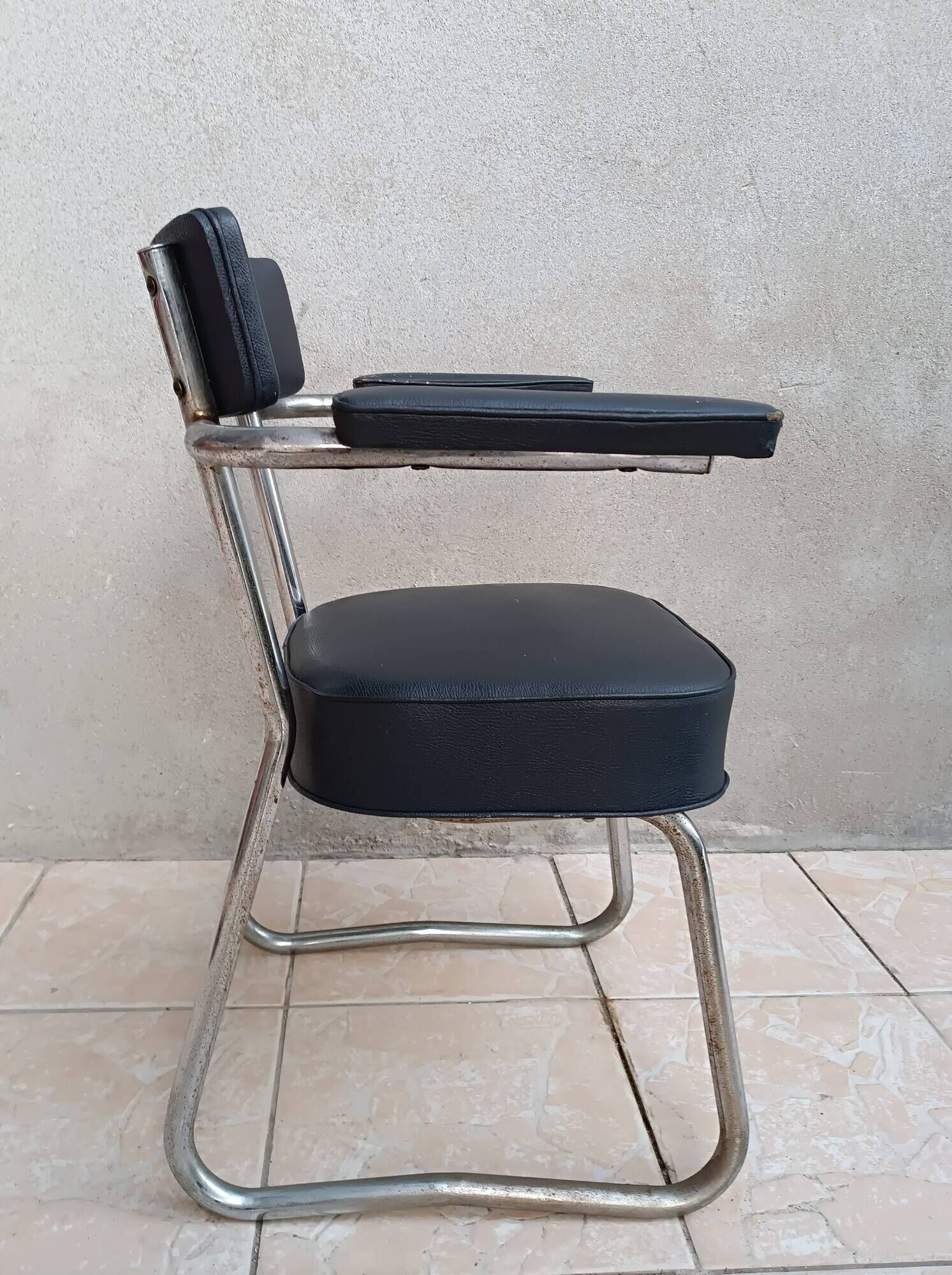 Vintage office chair in chrome metal and faux leather.