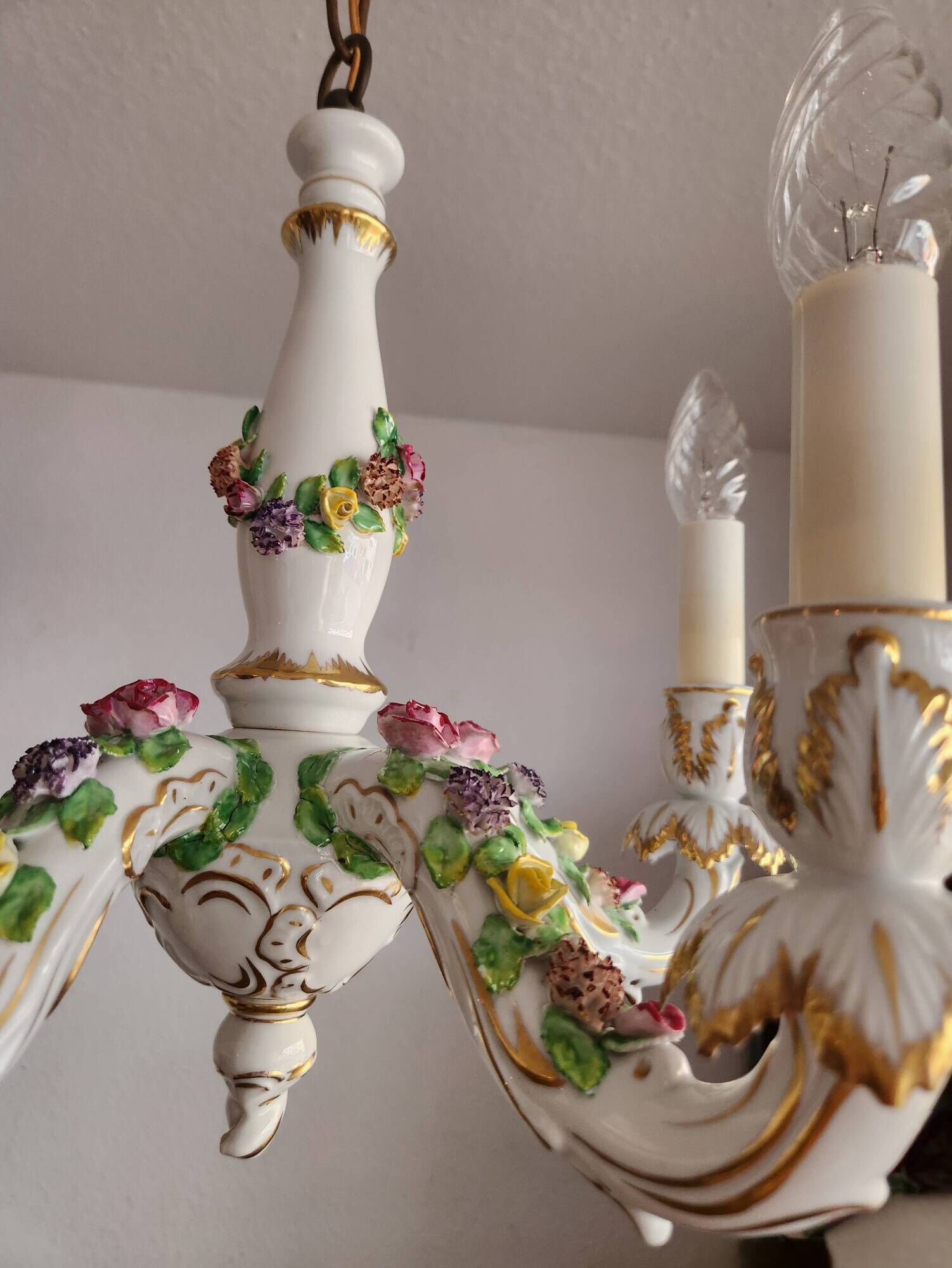 Handgeformt vergoldet vintage Porzellan Kronleuchter Capodimonte 1960er