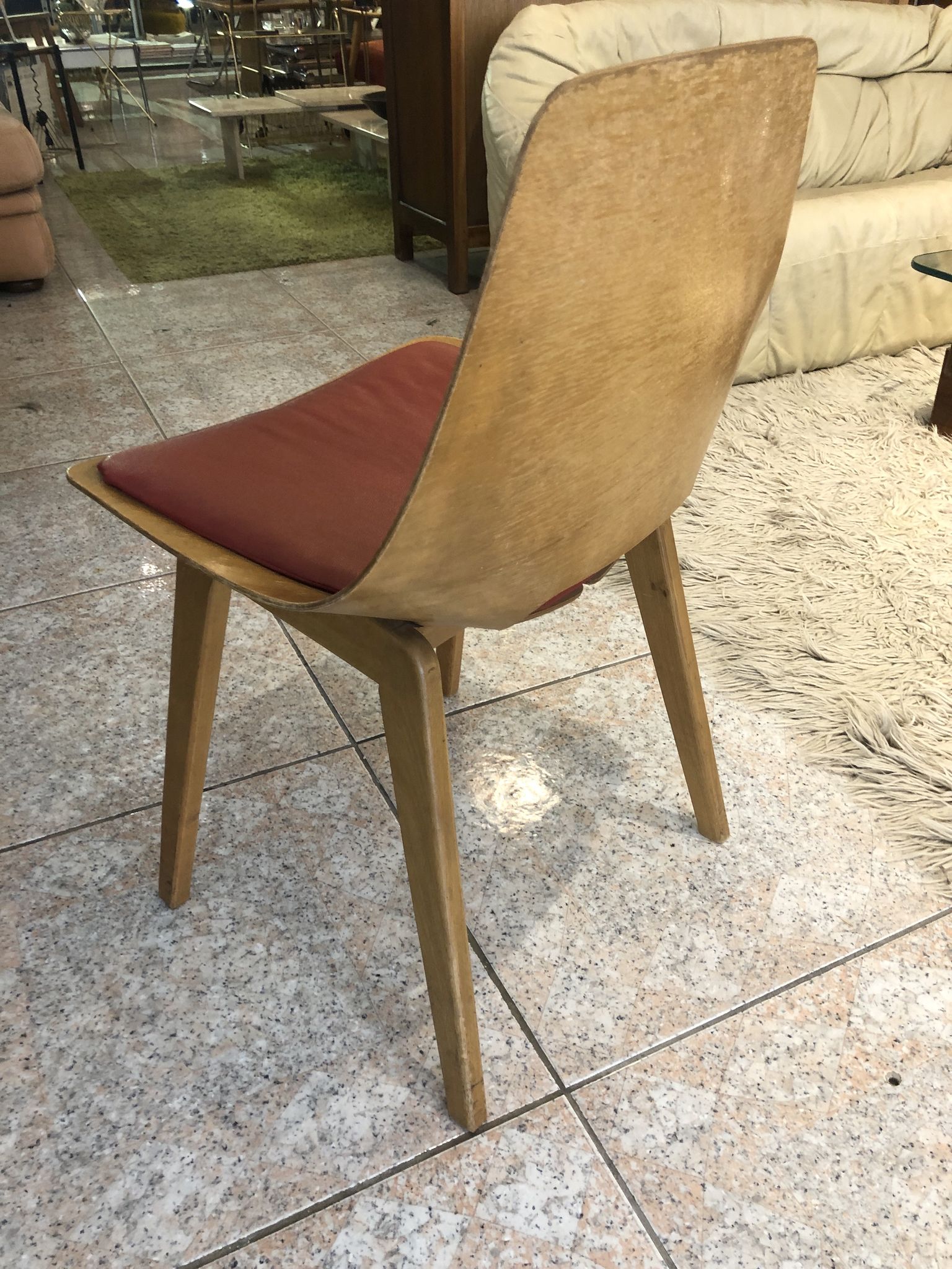 Chaise Tonneau de Guariche pieds bois