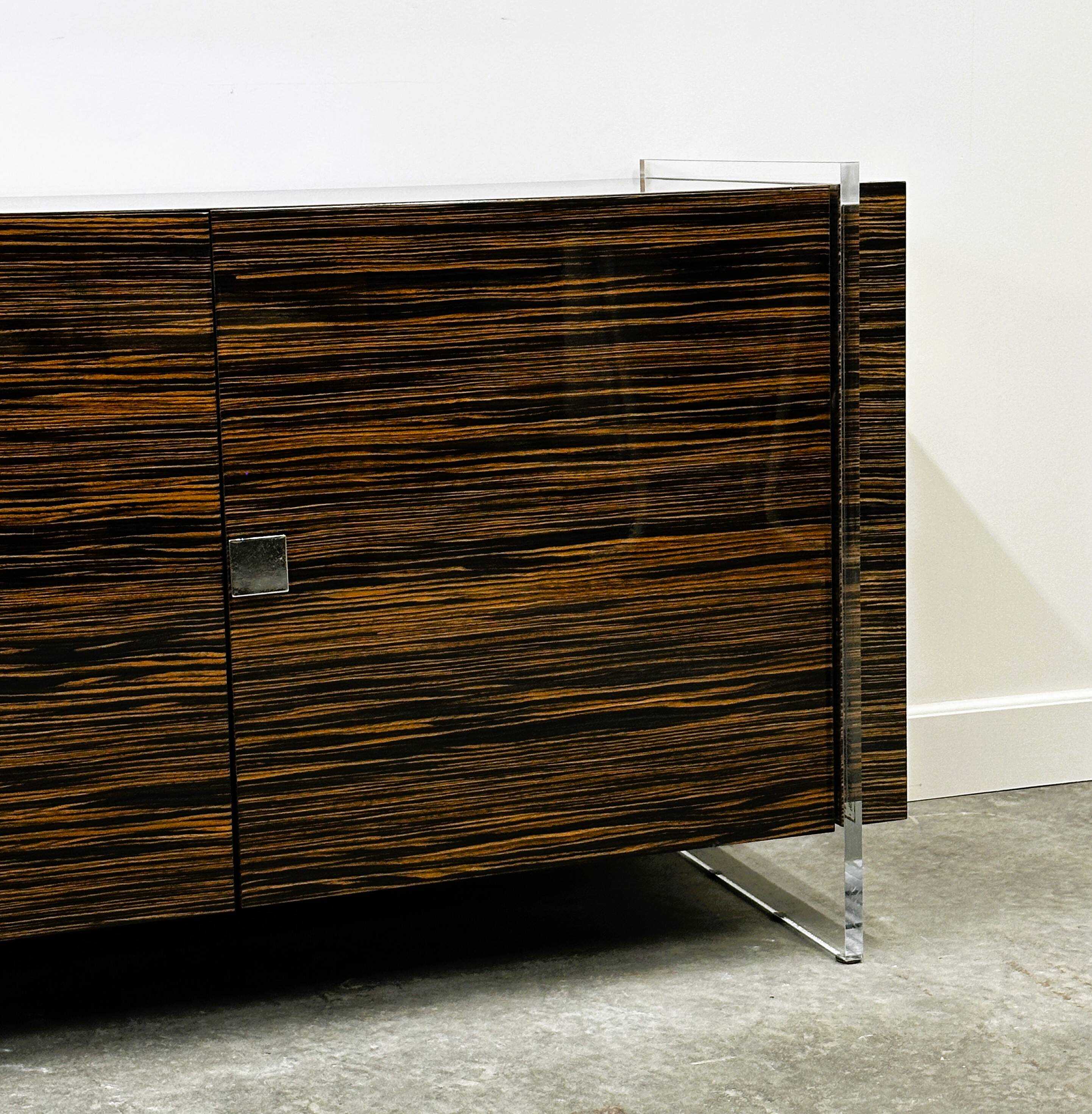 Buffet/crédence luxueux en ébène de Macassar, chrome et lucite par Armobil, Italie