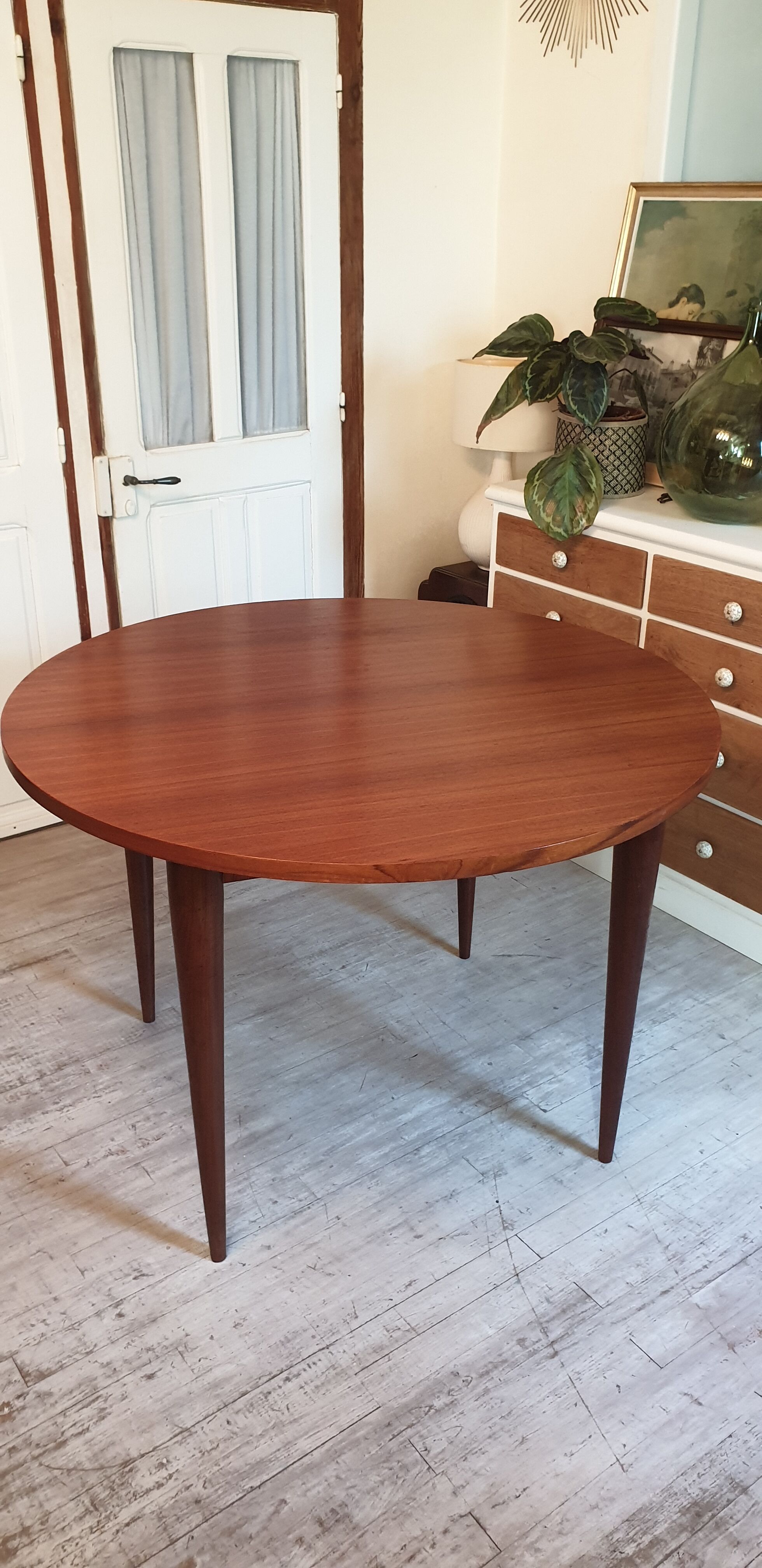 Extendable teak round table