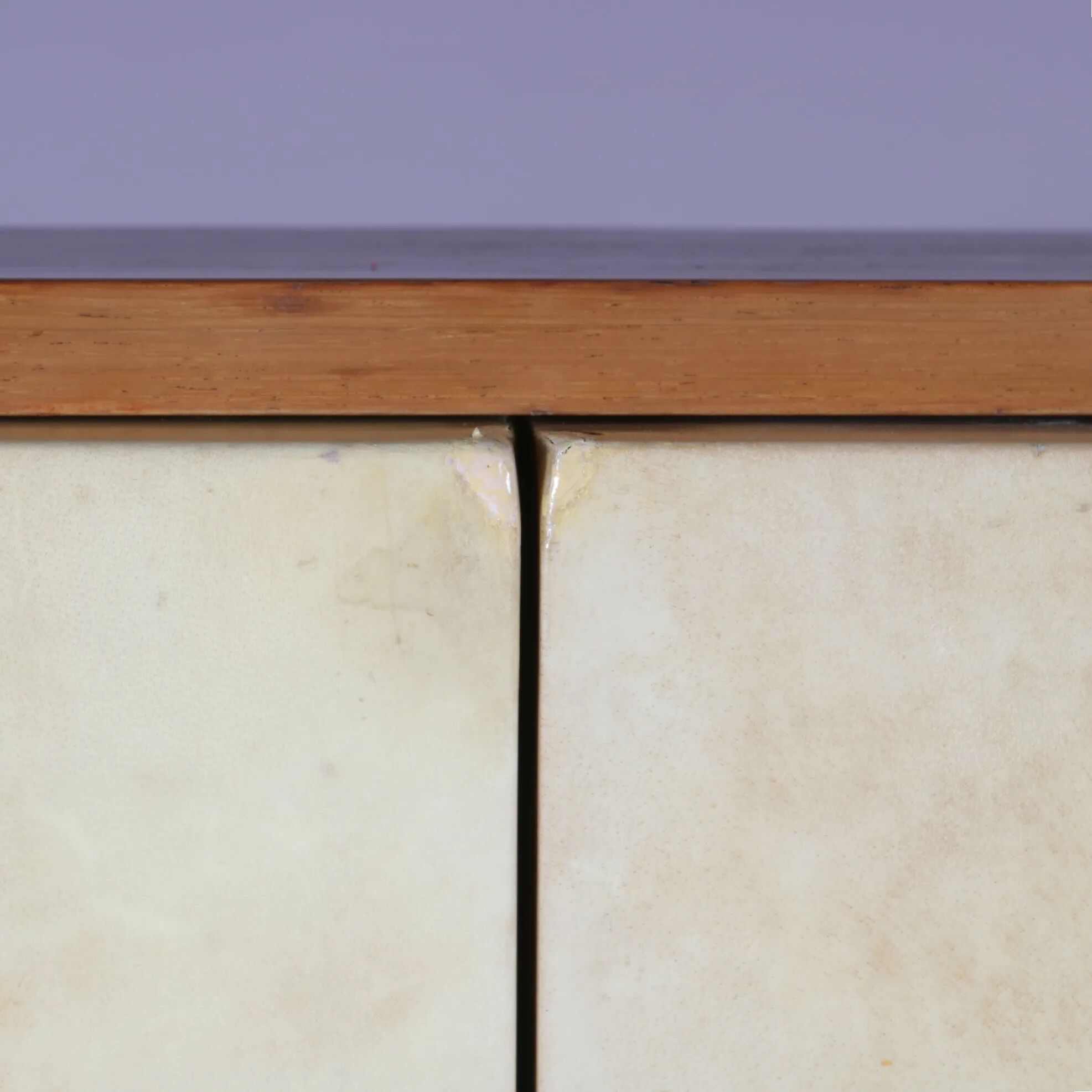Cabinet de bar Aldo Tura en peau de chèvre sur piédestal, années 1960