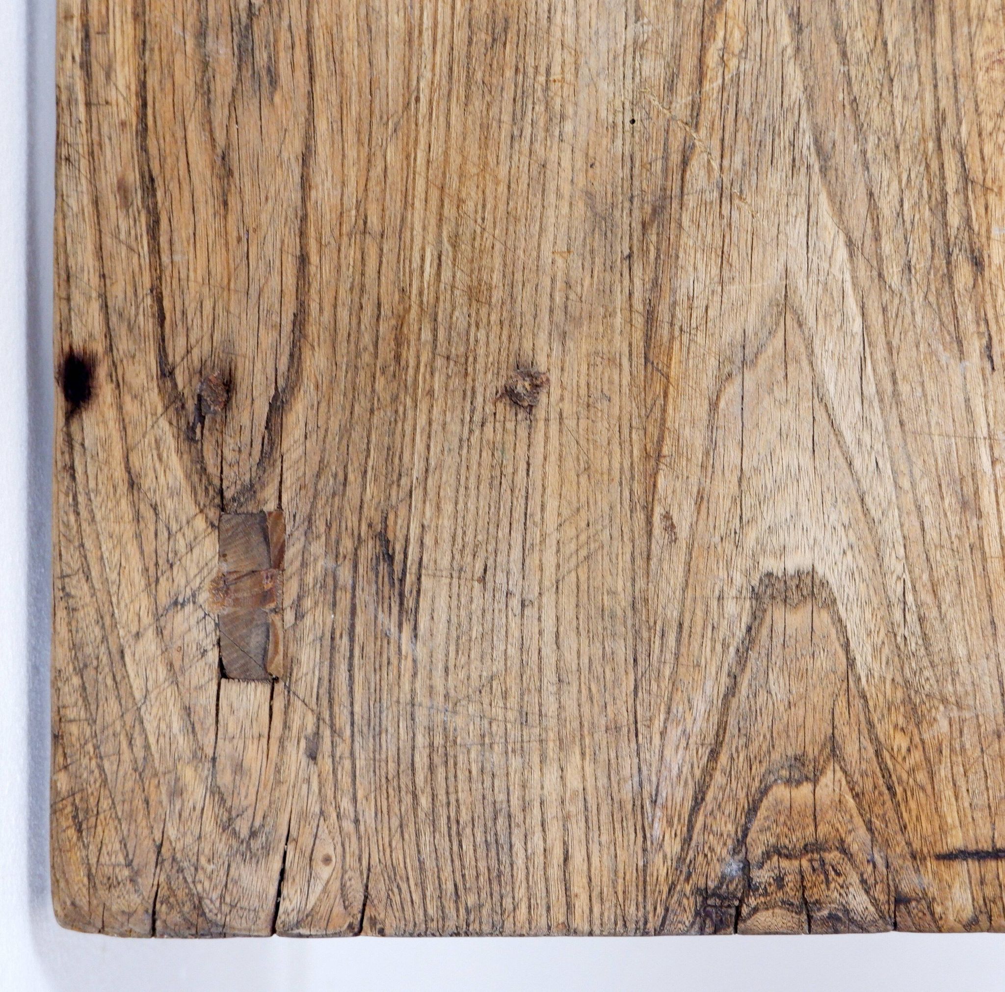 Table basse brutaliste en bois massif