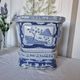 Magnifique cache-pot oriental sur piédestal en porcelaine bleue et blanche