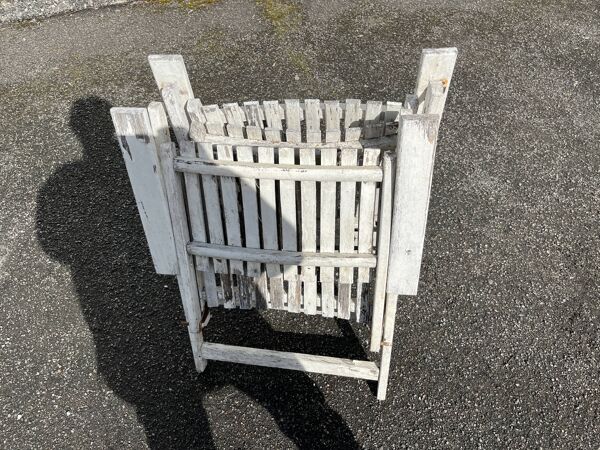 Paire de chaises de jardin pliantes vintage en bois – look shabby chic
