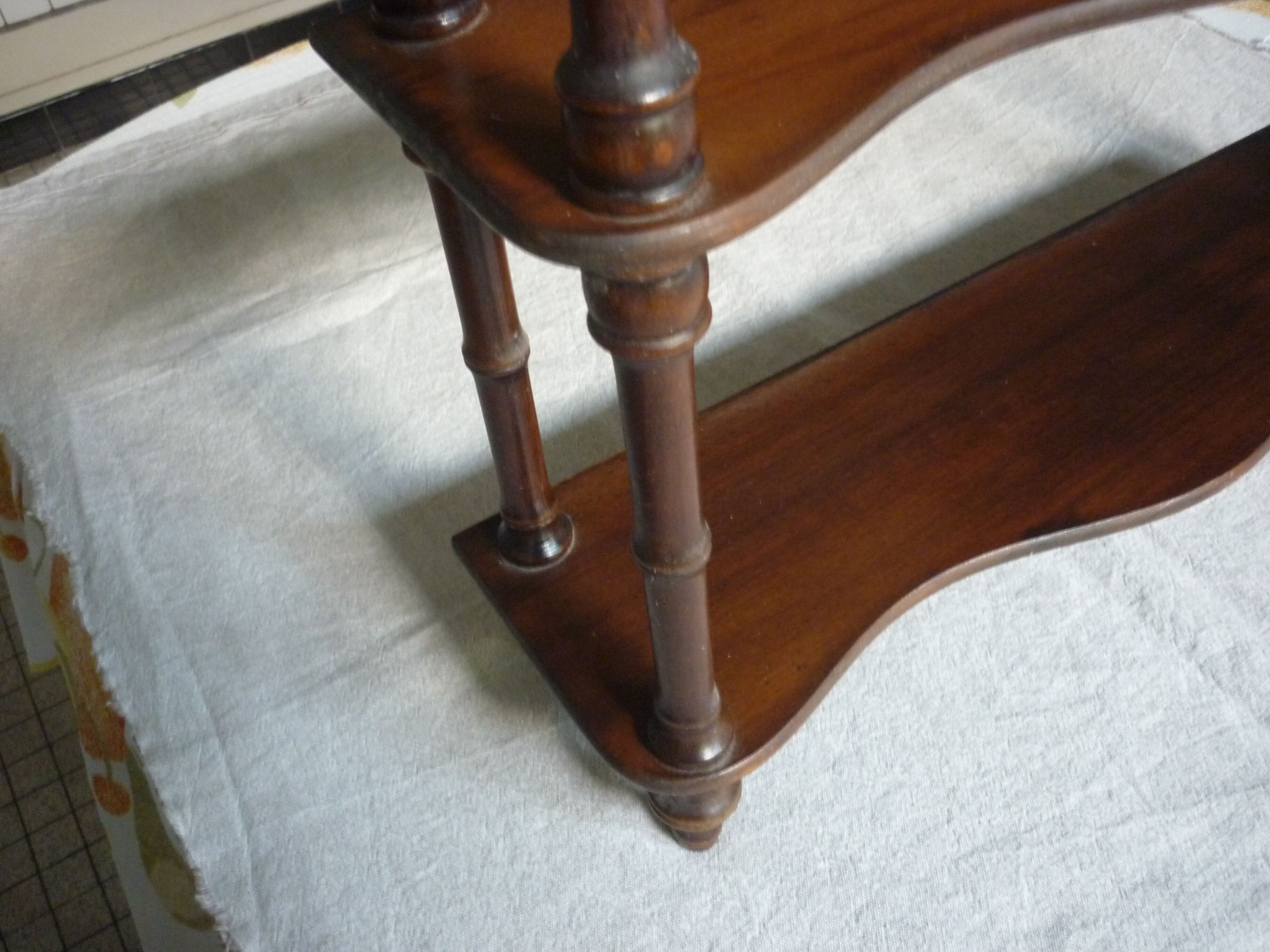 Étagere vintage en bois vernis