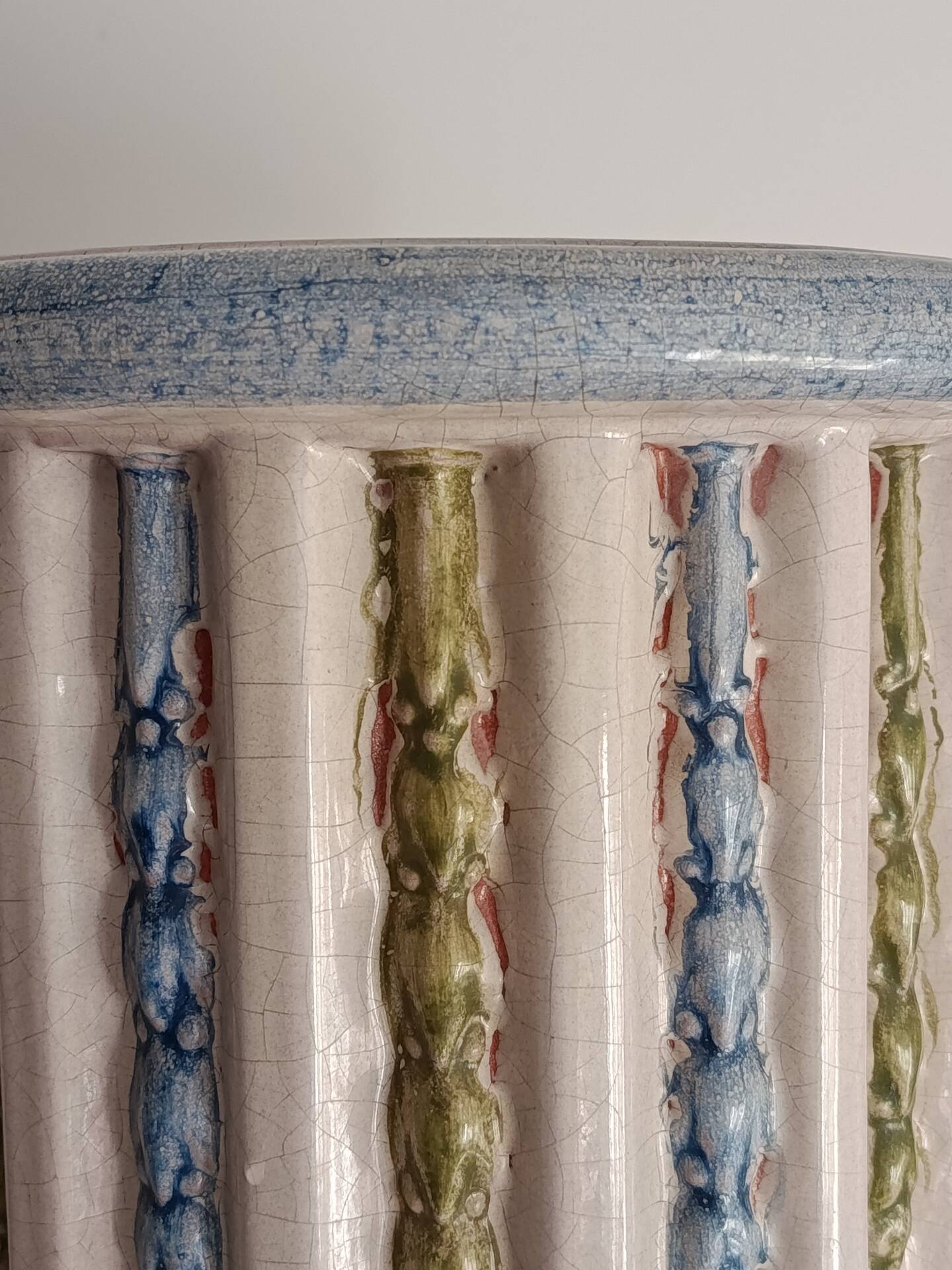Art Deco column in ceramic