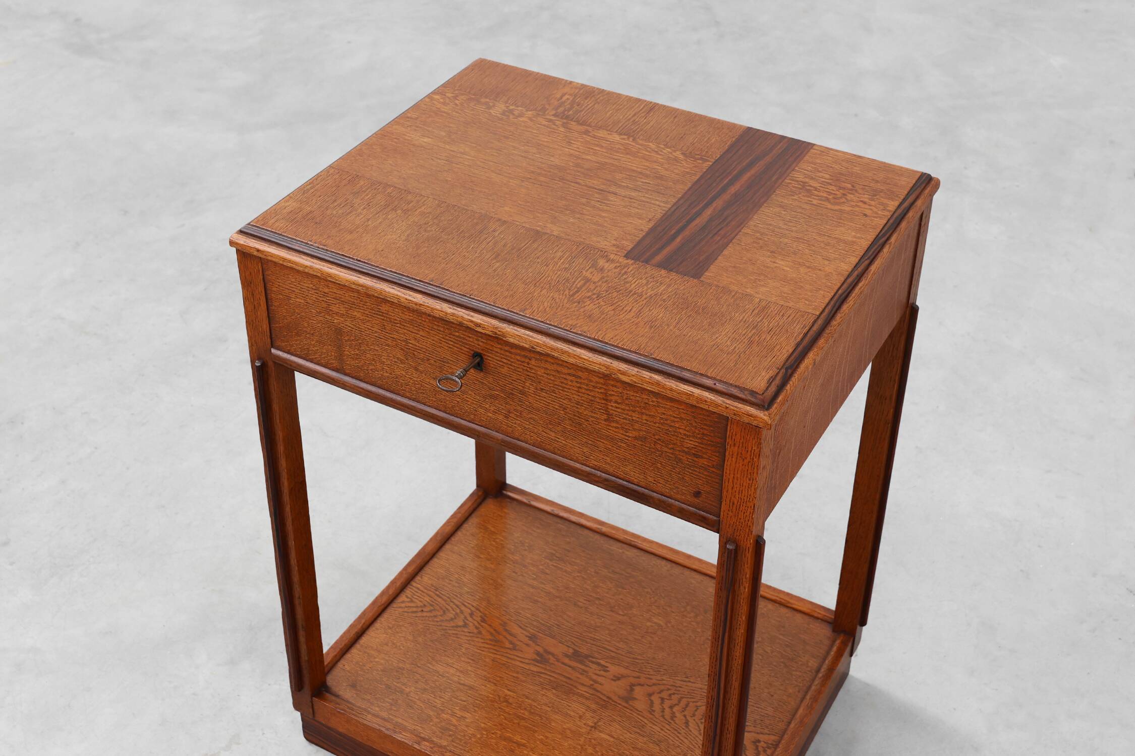 Table d'appoint ou cabinet de style École d'Amsterdam, Pays-Bas vers 1915