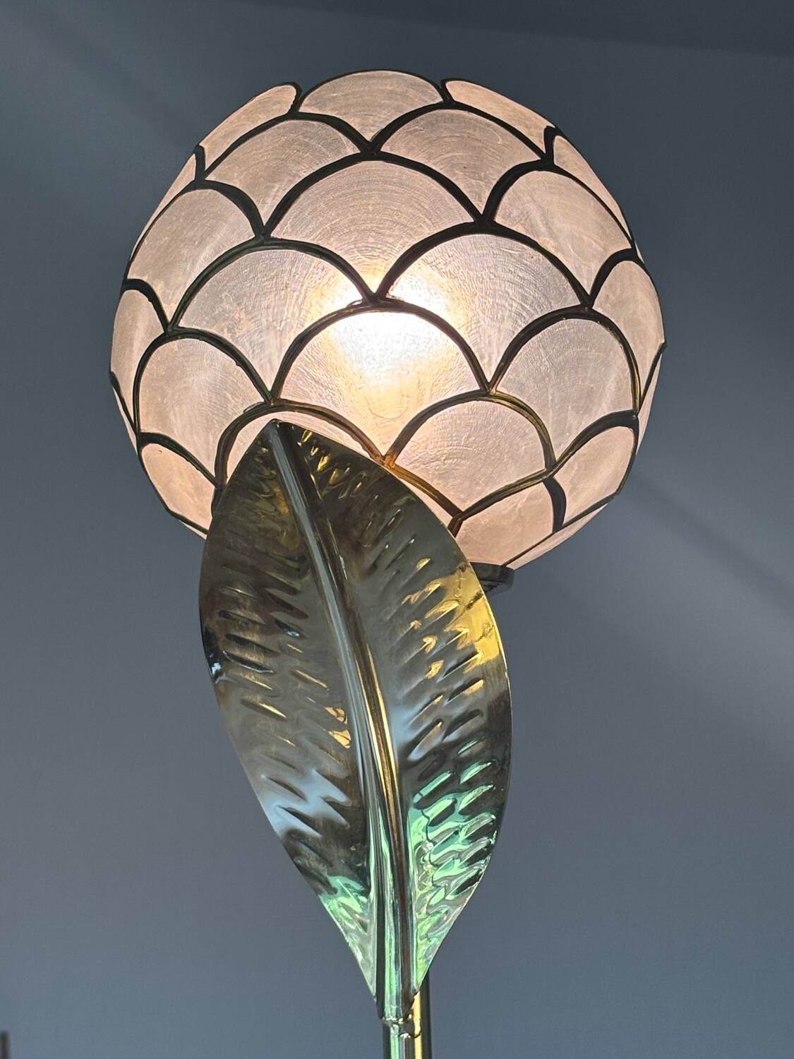Floral floor lamp in brass and Capiz mother-of-pearl, 1970