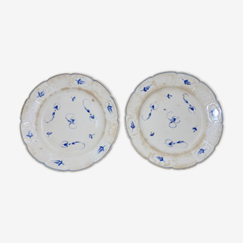 Paire d’assiettes anciennes Chantilly  semis de fleurs bleues 18ème probable