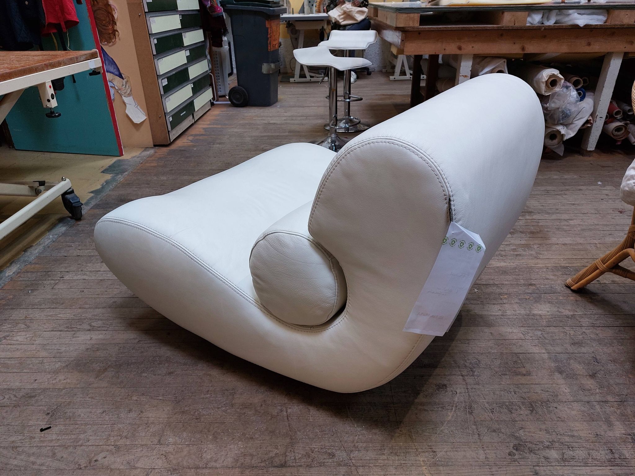 White leather swivel comma armchair by roche bobois - 80s