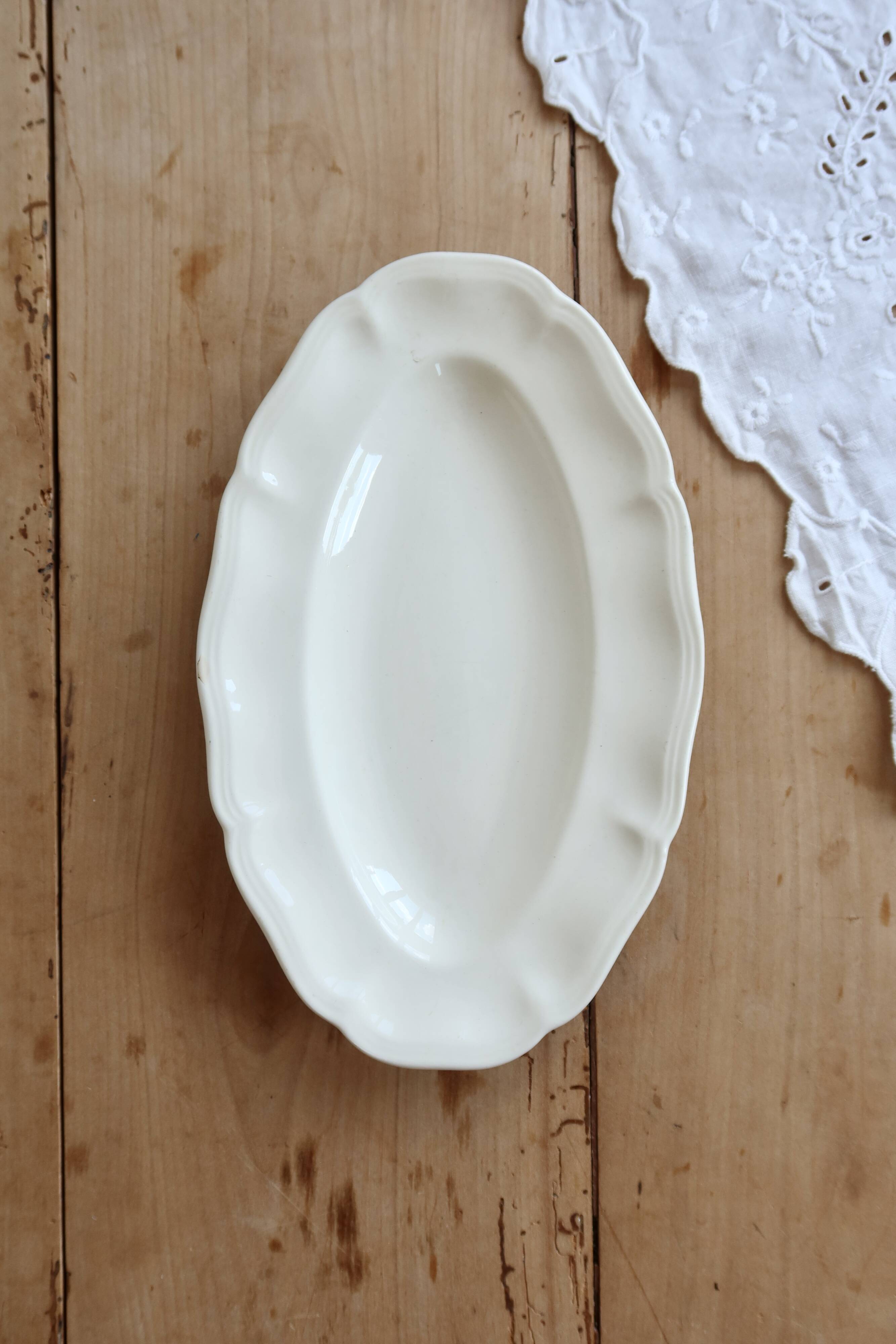 Ravier vintage Sarreguemines ivory earthenware – Scalloped rim