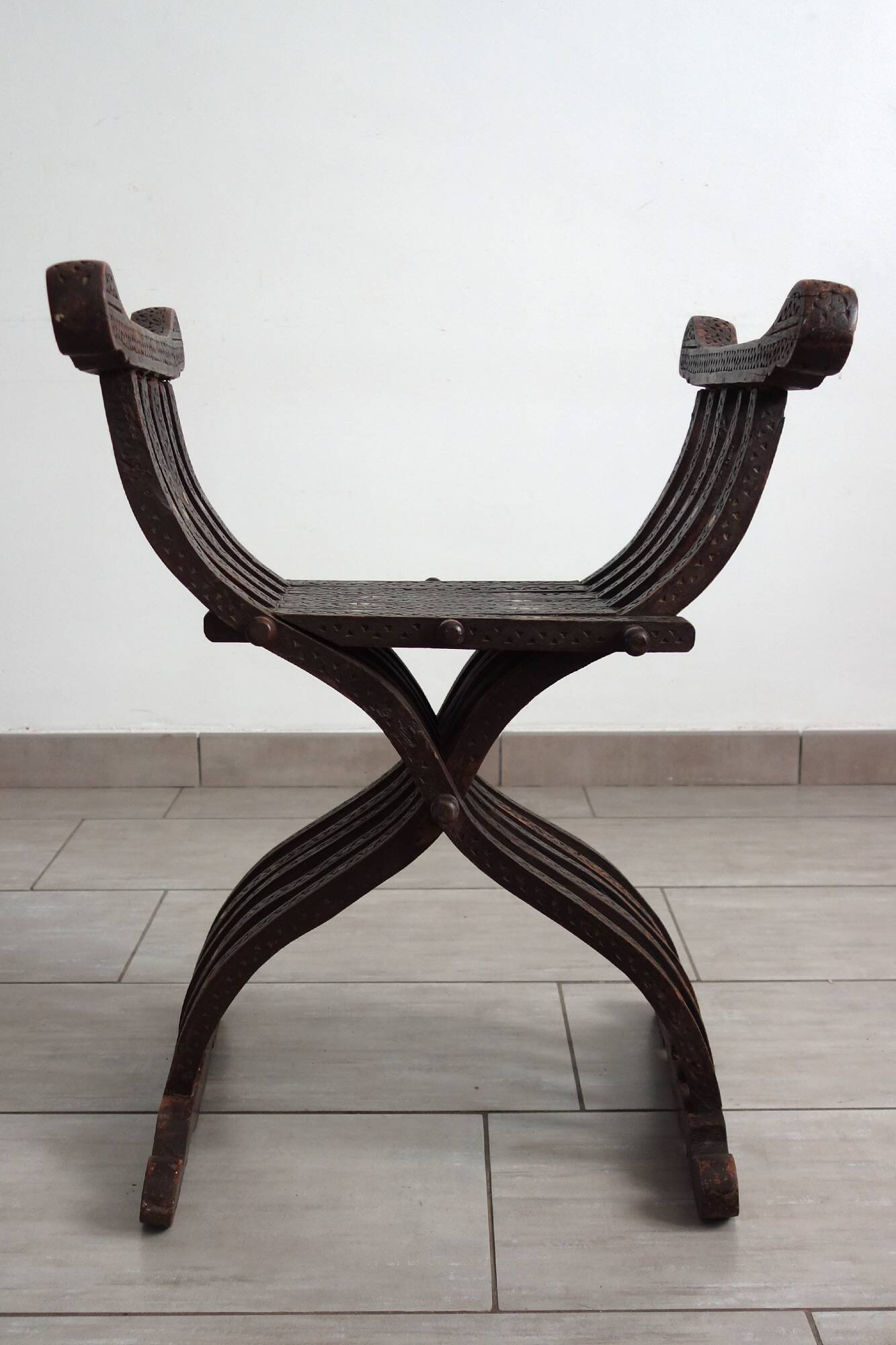 Syrian curule seat in walnut and mother-of-pearl, 19th century.