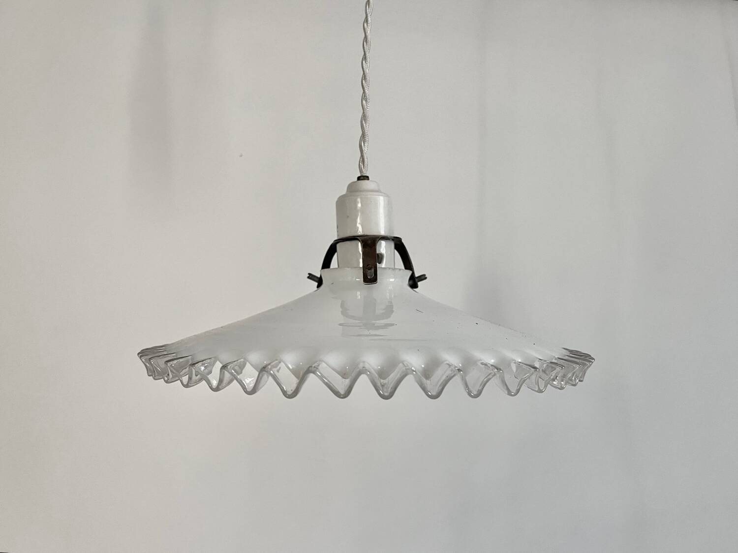 Suspension ancienne en opaline et porcelaine