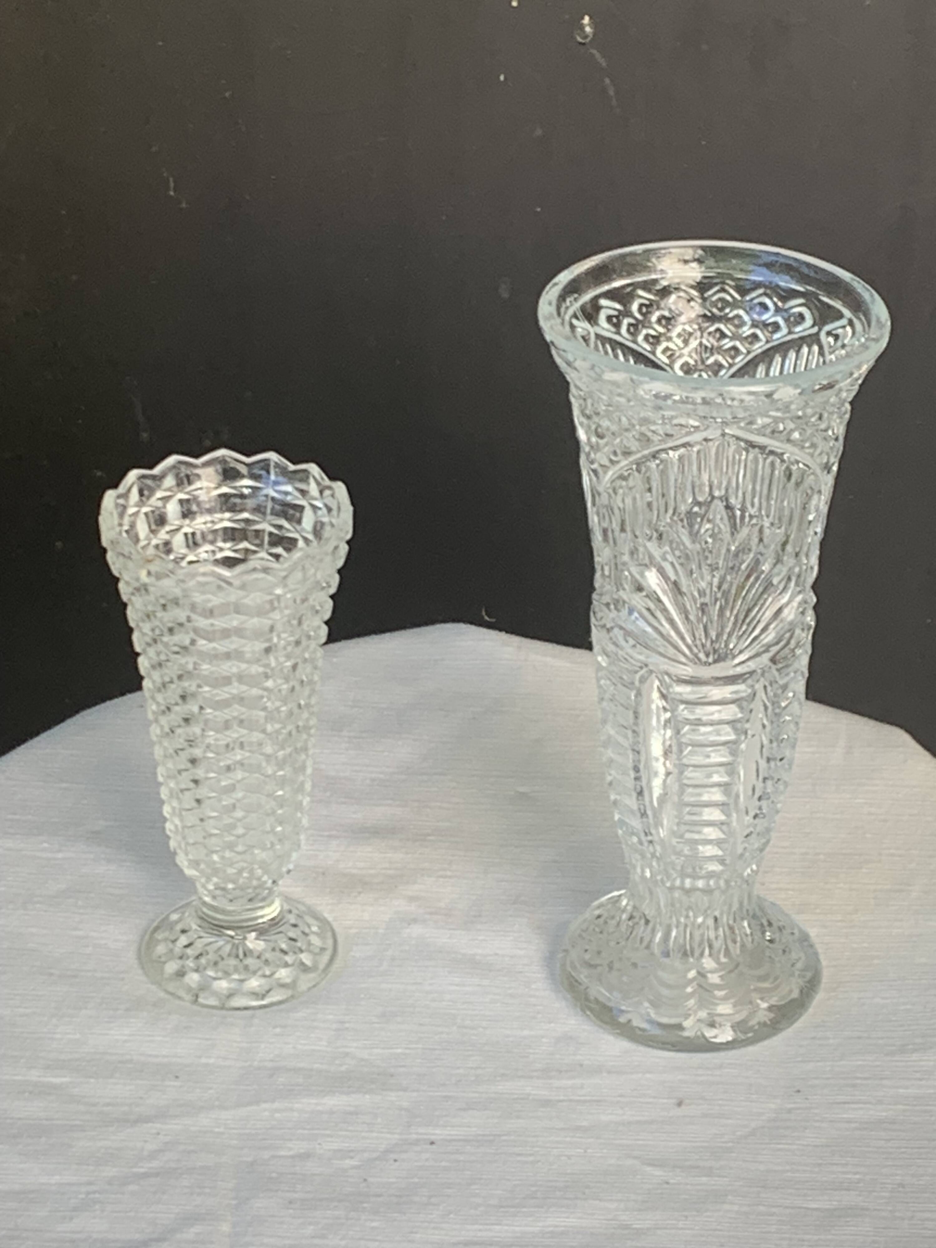 Lot de deux grands vases en verre transparent moule, sur pieds, vintage