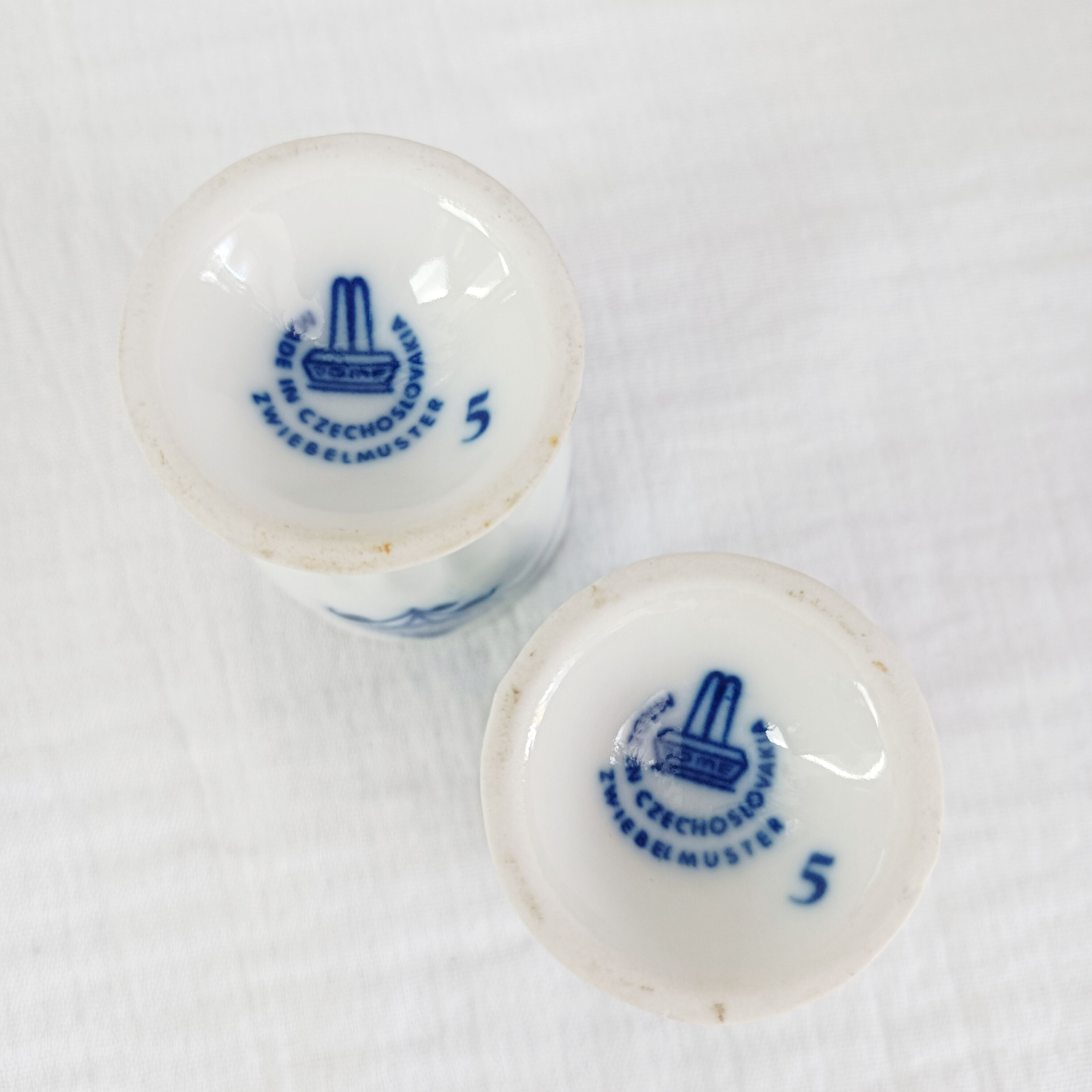 Set of 2 earthenware egg cups with zwiebelmuster