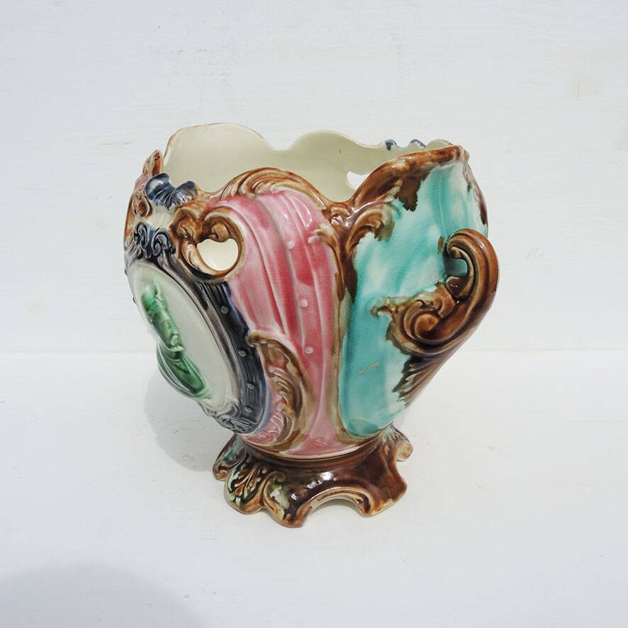 Ancien cache-pot en barbotine médaillon de style art nouveau