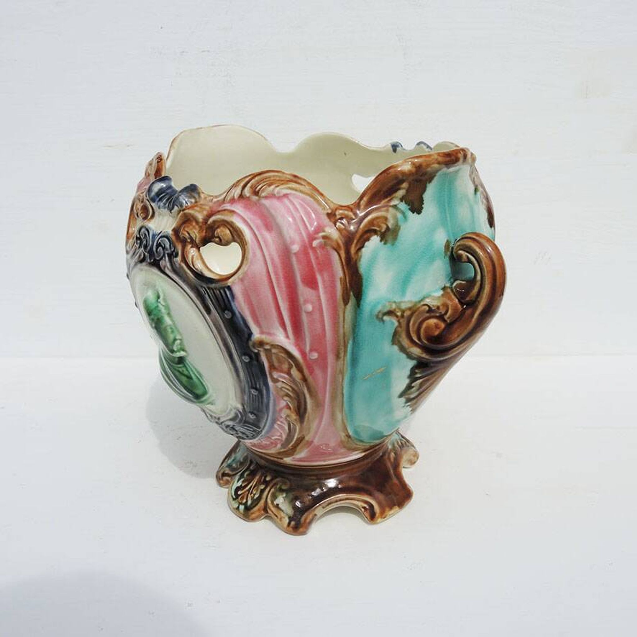 Ancien cache-pot en barbotine médaillon de style art nouveau