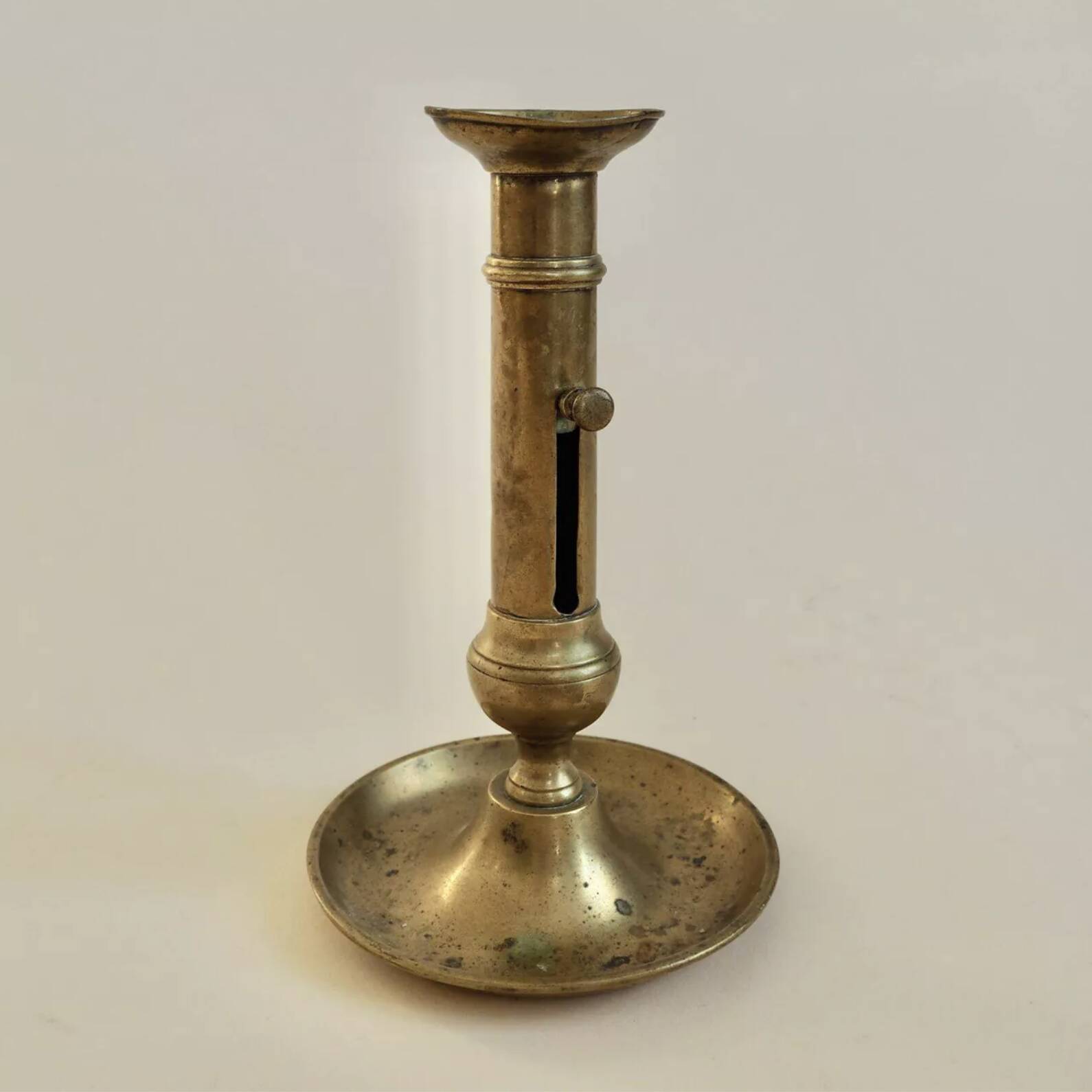 Bougeoir poussoir en laiton