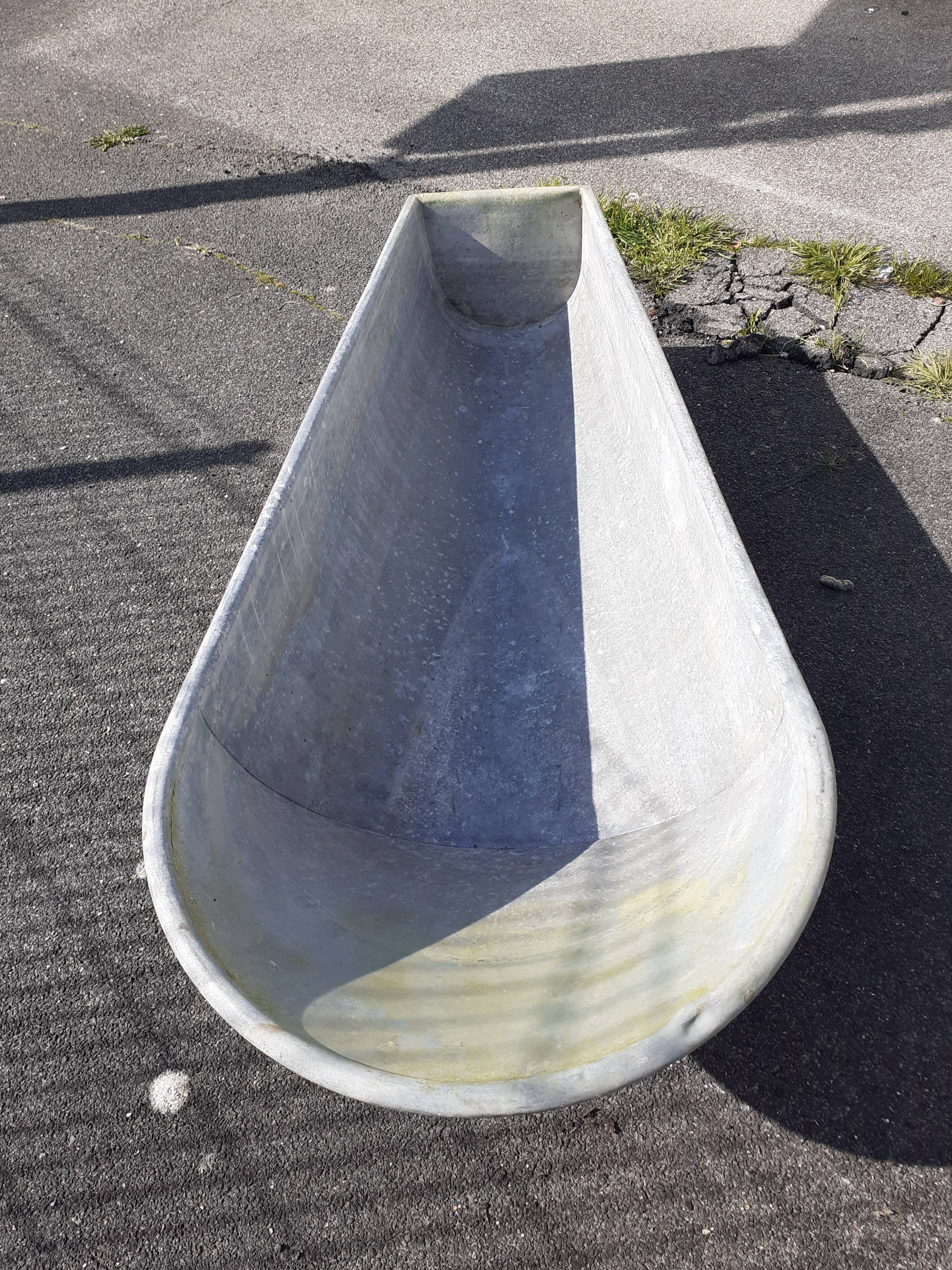 Zinc bathtub