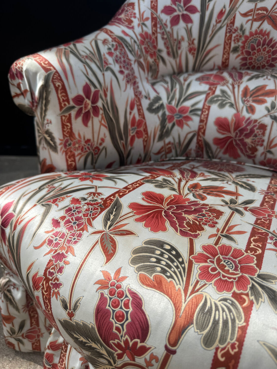 Fauteuil crapaud satin fleuri ancien